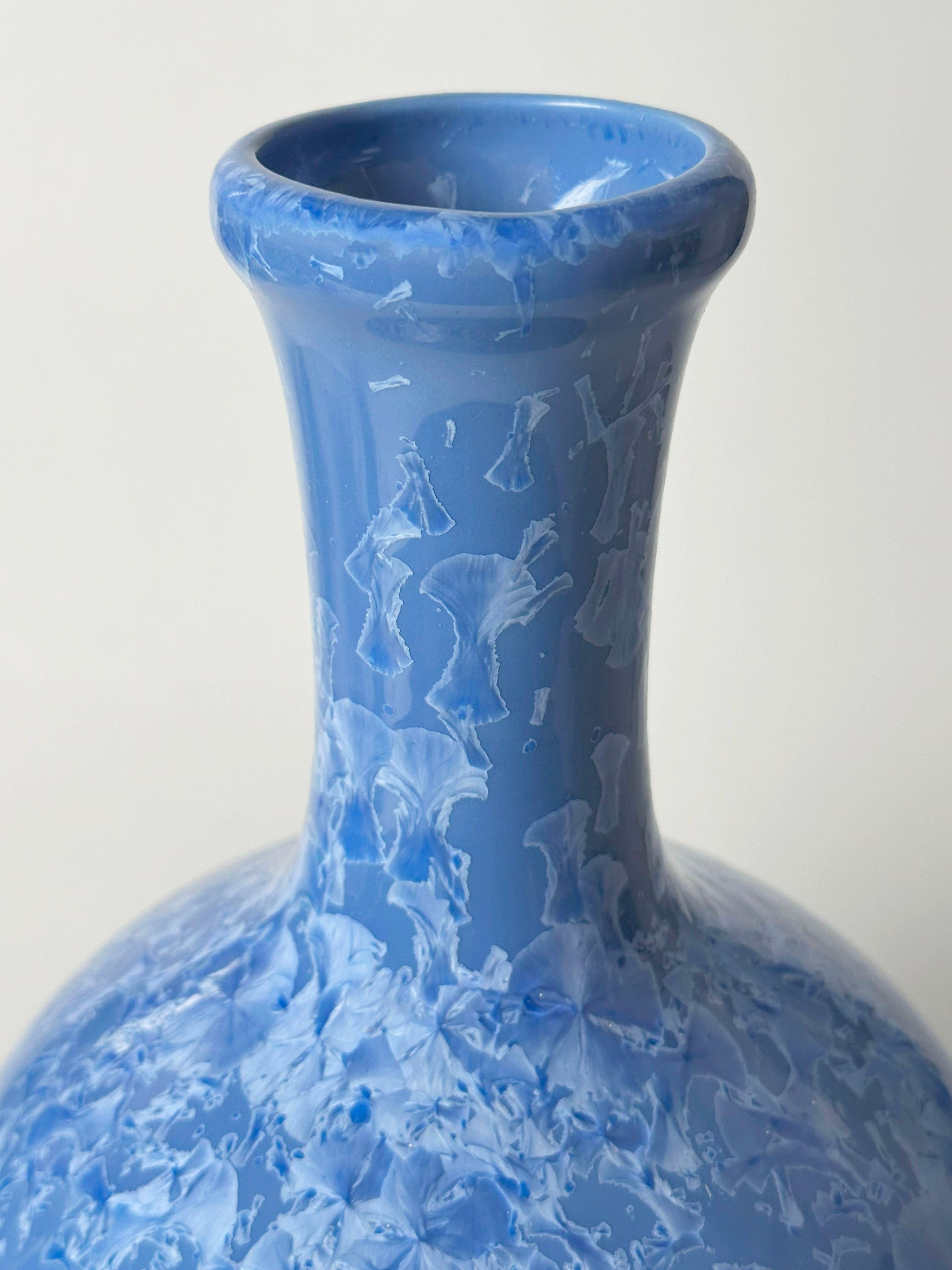 Chinois Vase chinois Yuhuchunping bleu corail à glaçure cristalline, vers 1970 en vente