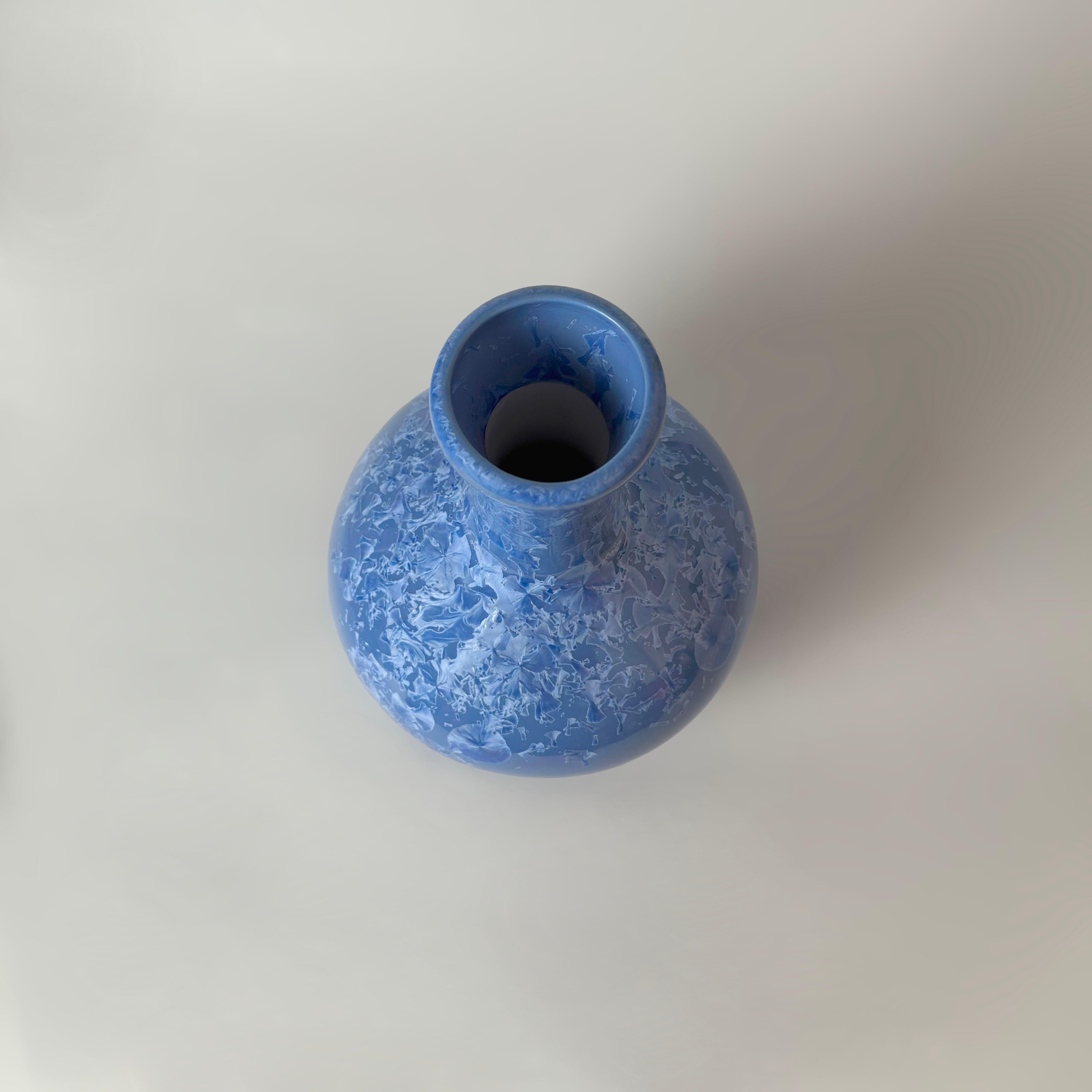 Vernissé Vase chinois Yuhuchunping bleu corail à glaçure cristalline, vers 1970 en vente