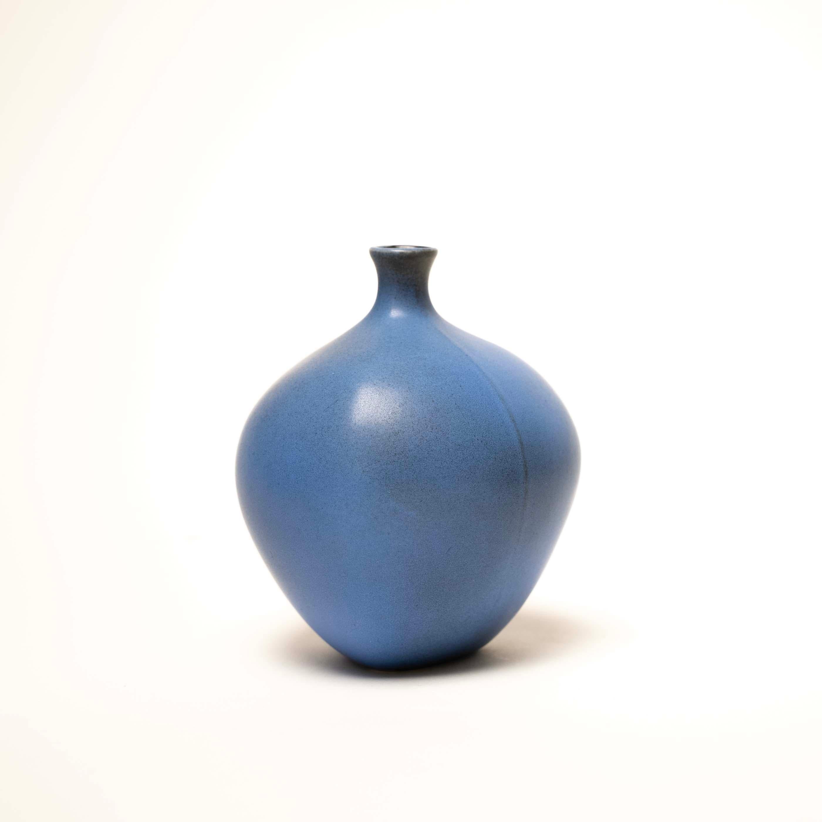 Cornflower Blue Glazed Ceramic in the Style of Inger Persson, Sweden, c. 1950 In Excellent Condition For Sale In New York, NY