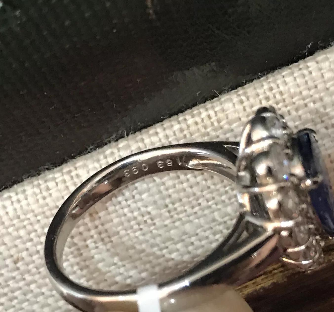 Taille poire Bague en platine avec saphir bleu en forme de poire et diamants en vente