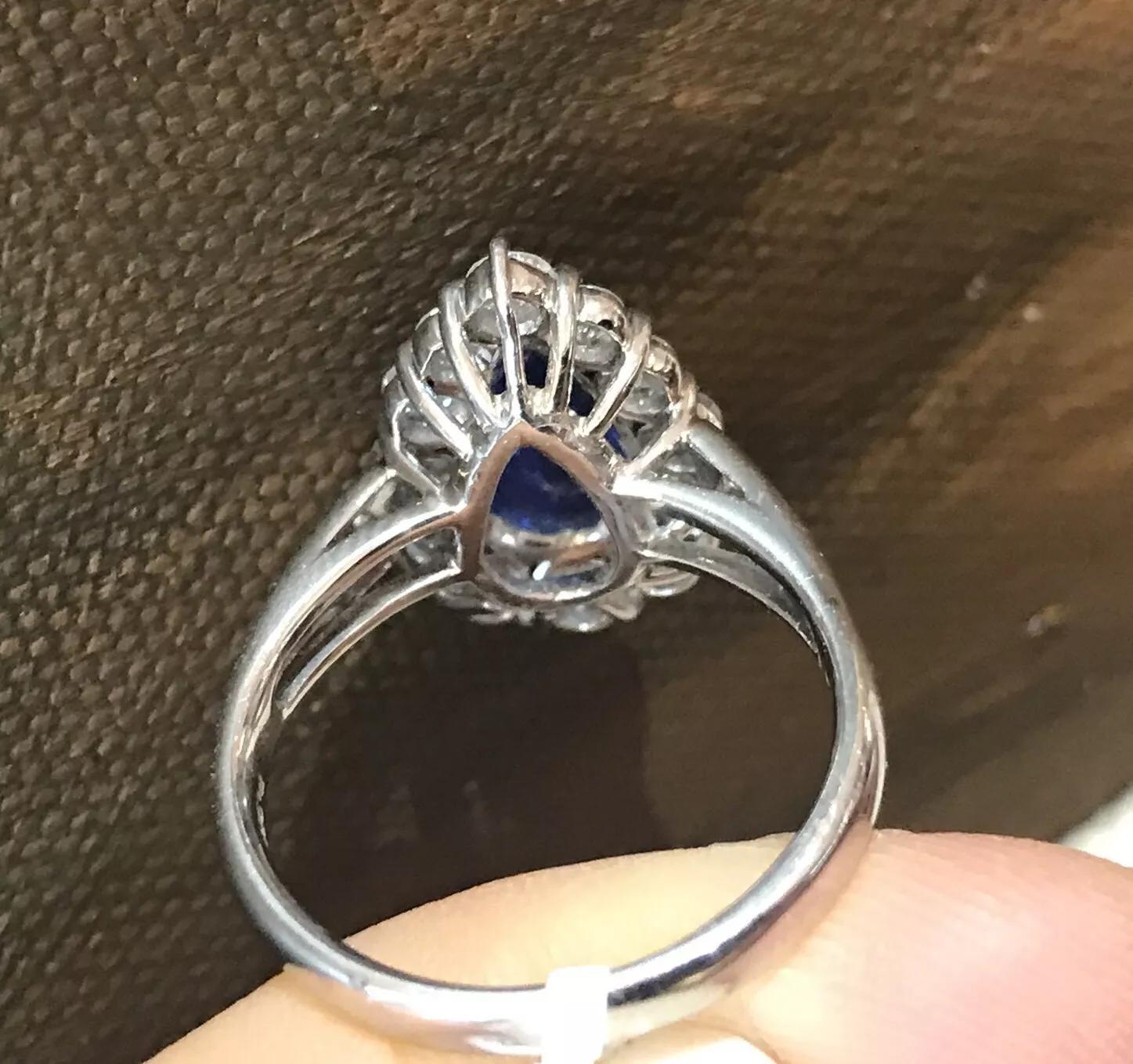 Bague en platine avec saphir bleu en forme de poire et diamants Pour femmes en vente