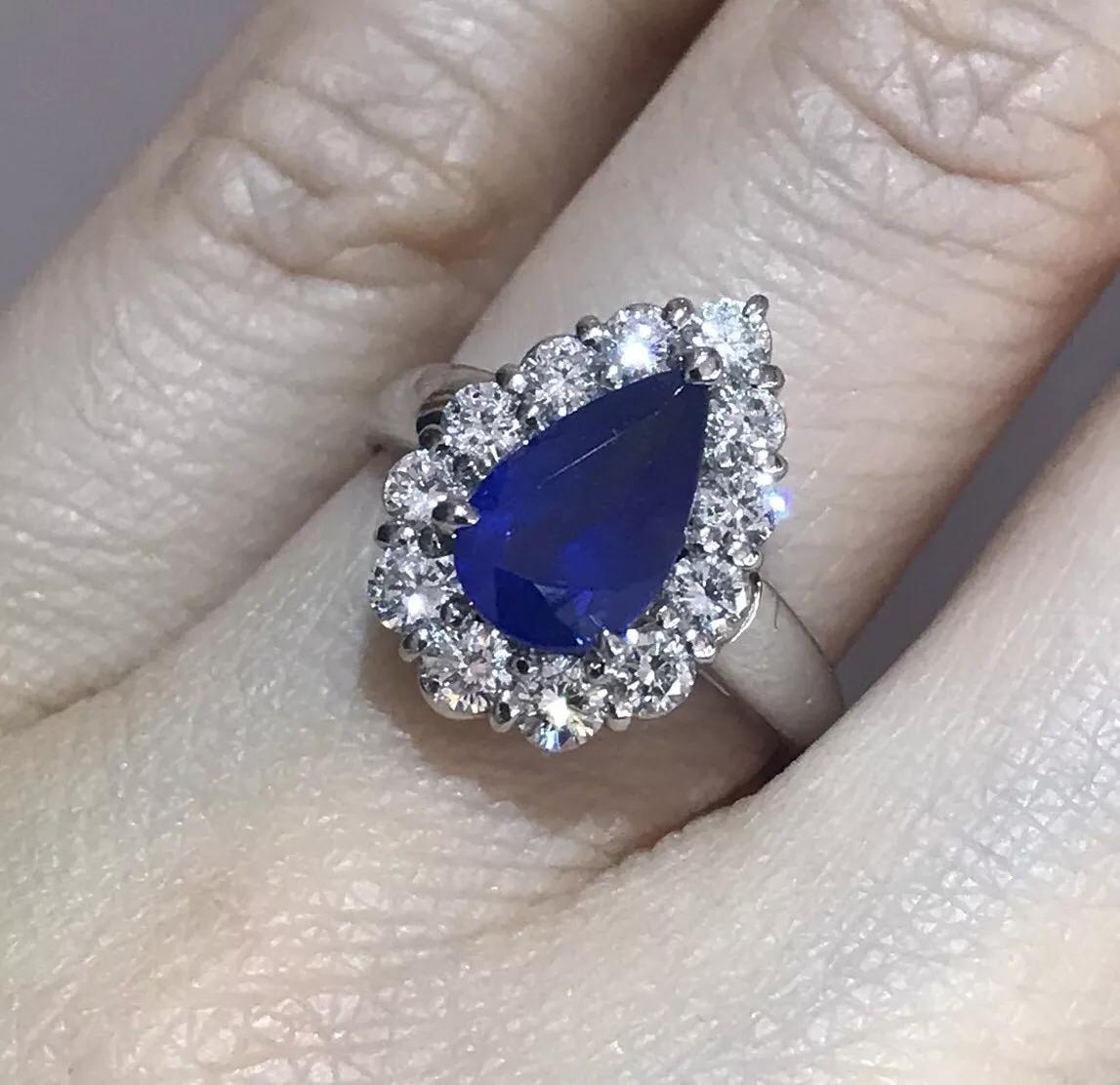 Bague en platine avec saphir bleu en forme de poire et diamants en vente 1