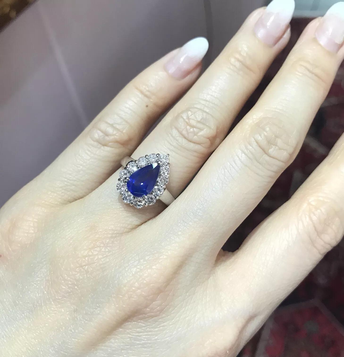 Bague en platine avec saphir bleu en forme de poire et diamants en vente 2