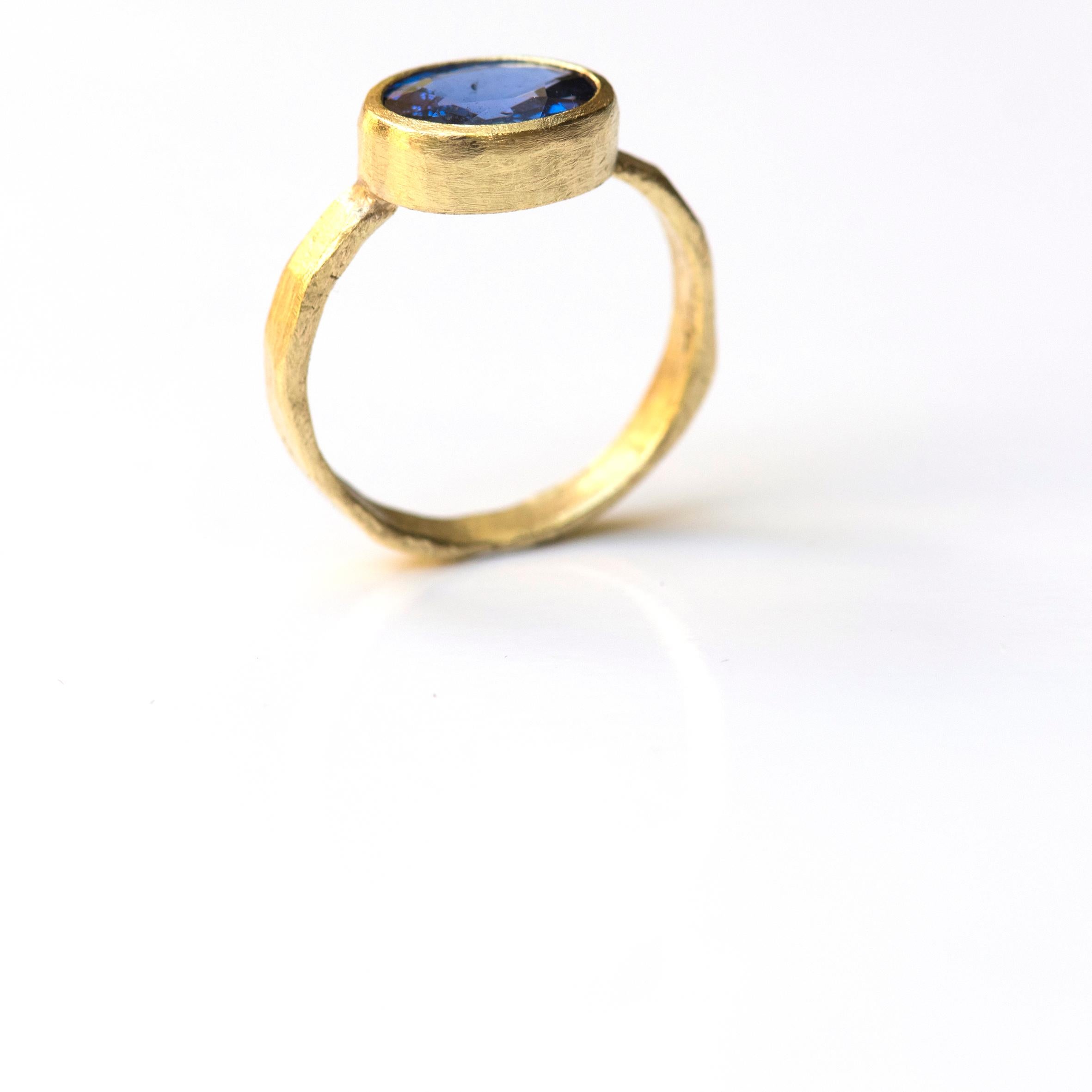 Contemporary Cornflower Blue Sapphire 18 Karat Gold Ring Handmade by Disa Allsopp For Sale