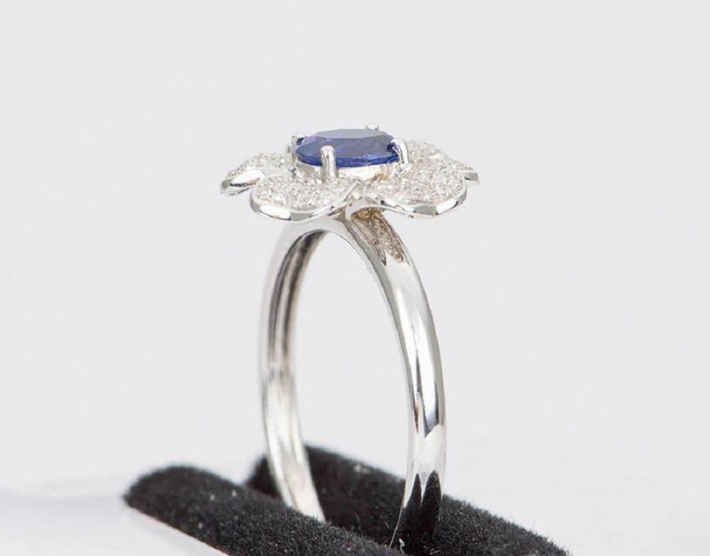 Bague en or blanc 18 carats avec saphir bleu tournesol et halo de fleurs en diamants et pétales Neuf - En vente à Osprey, FL