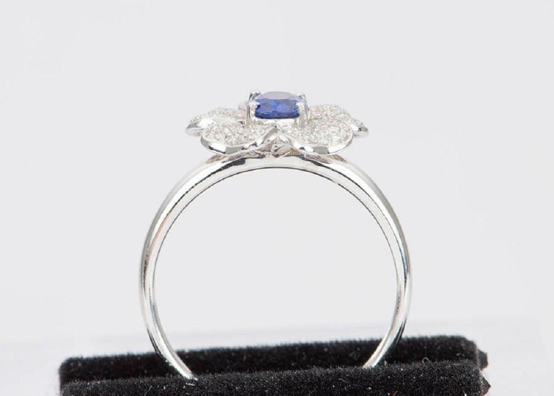 Bague en or blanc 18 carats avec saphir bleu tournesol et halo de fleurs en diamants et pétales Unisexe en vente