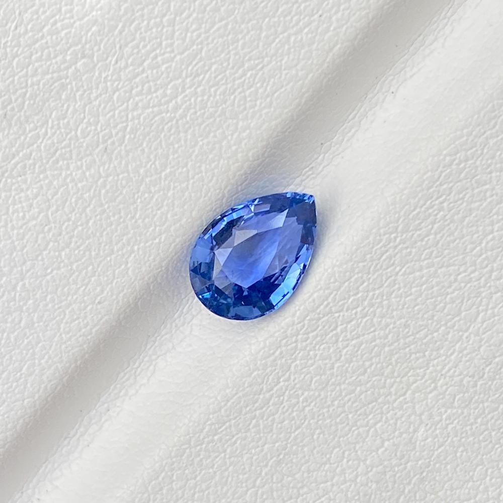 Un riche saphir bleu bleuet avec une profondeur de vibration et d'étincelle. Un cadeau en pierre naturelle déterré au Sri Lanka sans aucune amélioration et façonné en forme de poire par nos maîtres tailleurs. Avec ses 2 carats, ce saphir bleu bleuet