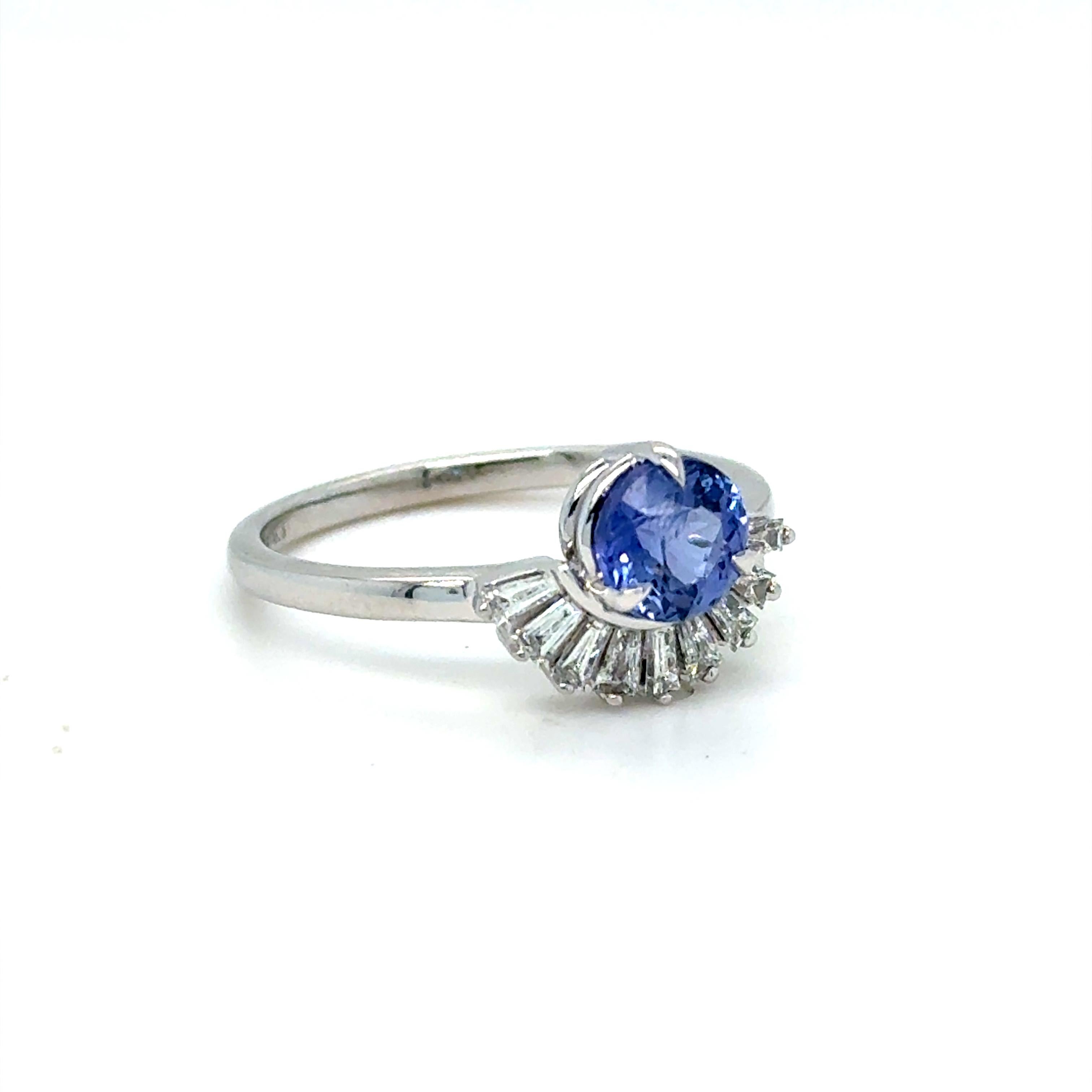 Anillo de compromiso de zafiro azul aciano y diamante baguette.

Celebra el romance atemporal con este impresionante anillo de zafiro azul aciano y diamante baguette, la elección perfecta para un anillo de compromiso alternativo o una pieza