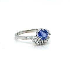 Anello di fidanzamento con zaffiro blu fiordaliso e diamante baguette.
