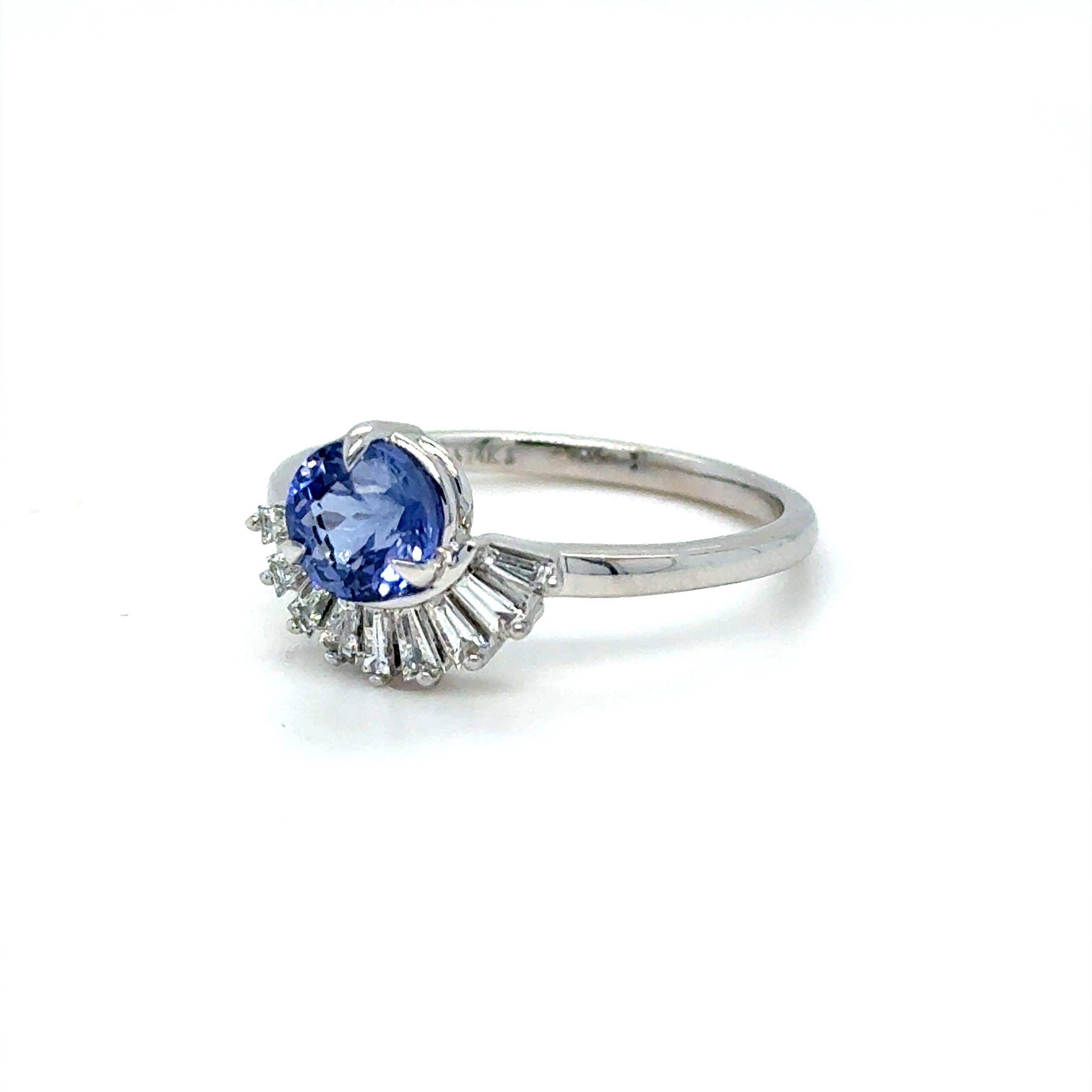 Anillo de compromiso de zafiro azul aciano y diamante baguette. Moderno en venta