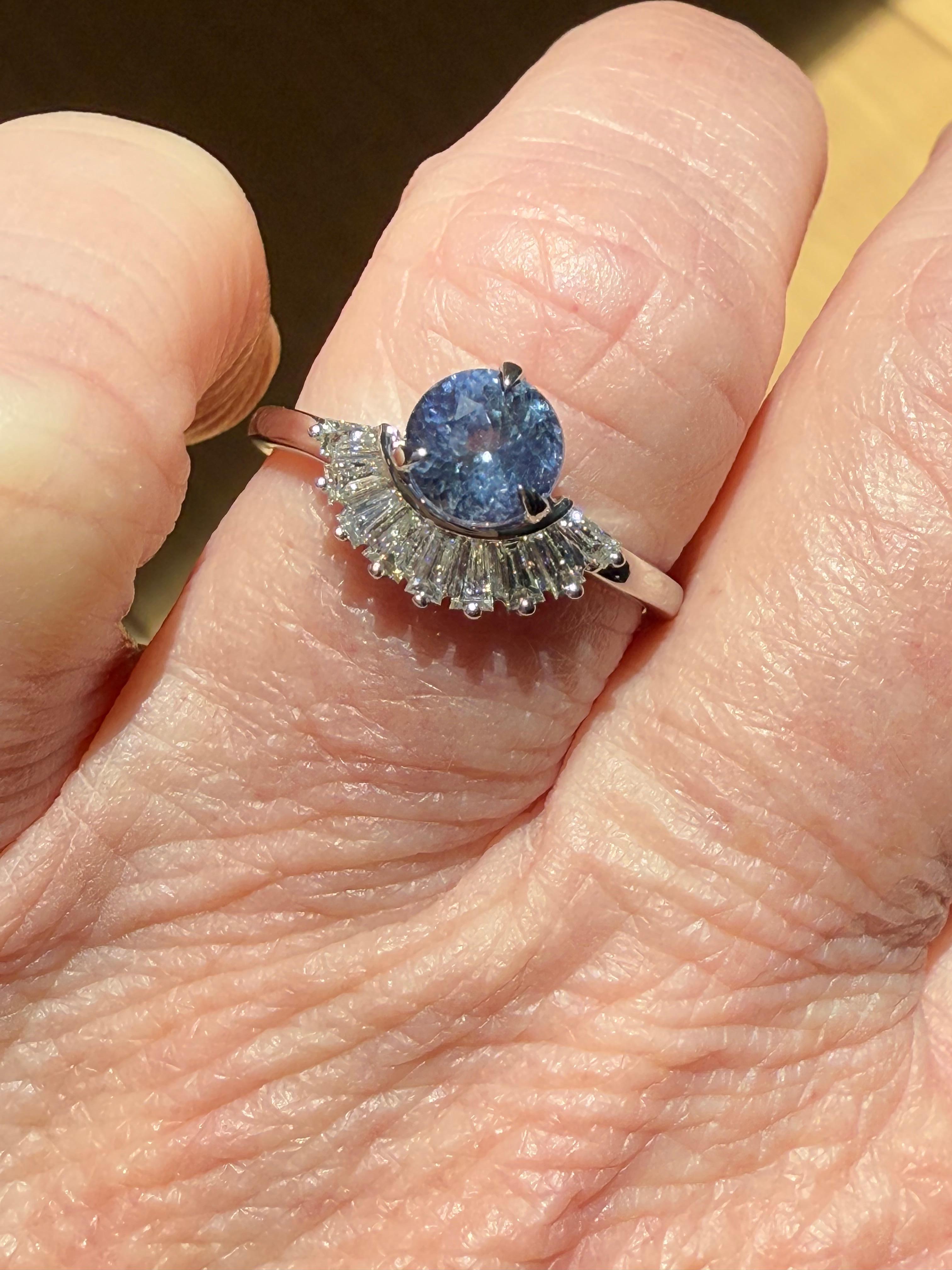 Anillo de compromiso de zafiro azul aciano y diamante baguette. Corte redondo en venta