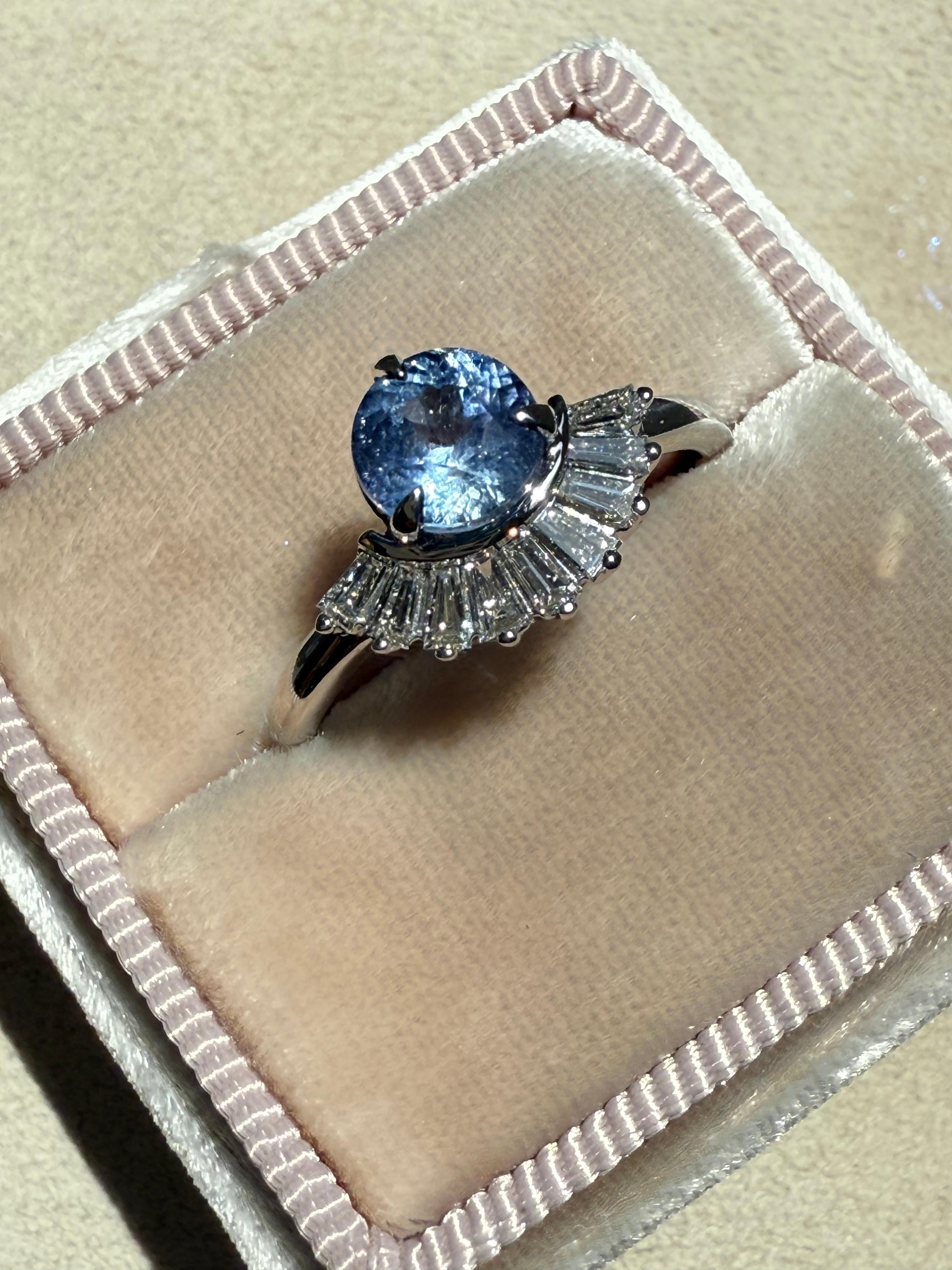 Anillo de compromiso de zafiro azul aciano y diamante baguette. en Nuevo estado para la venta en San Francisco, CA