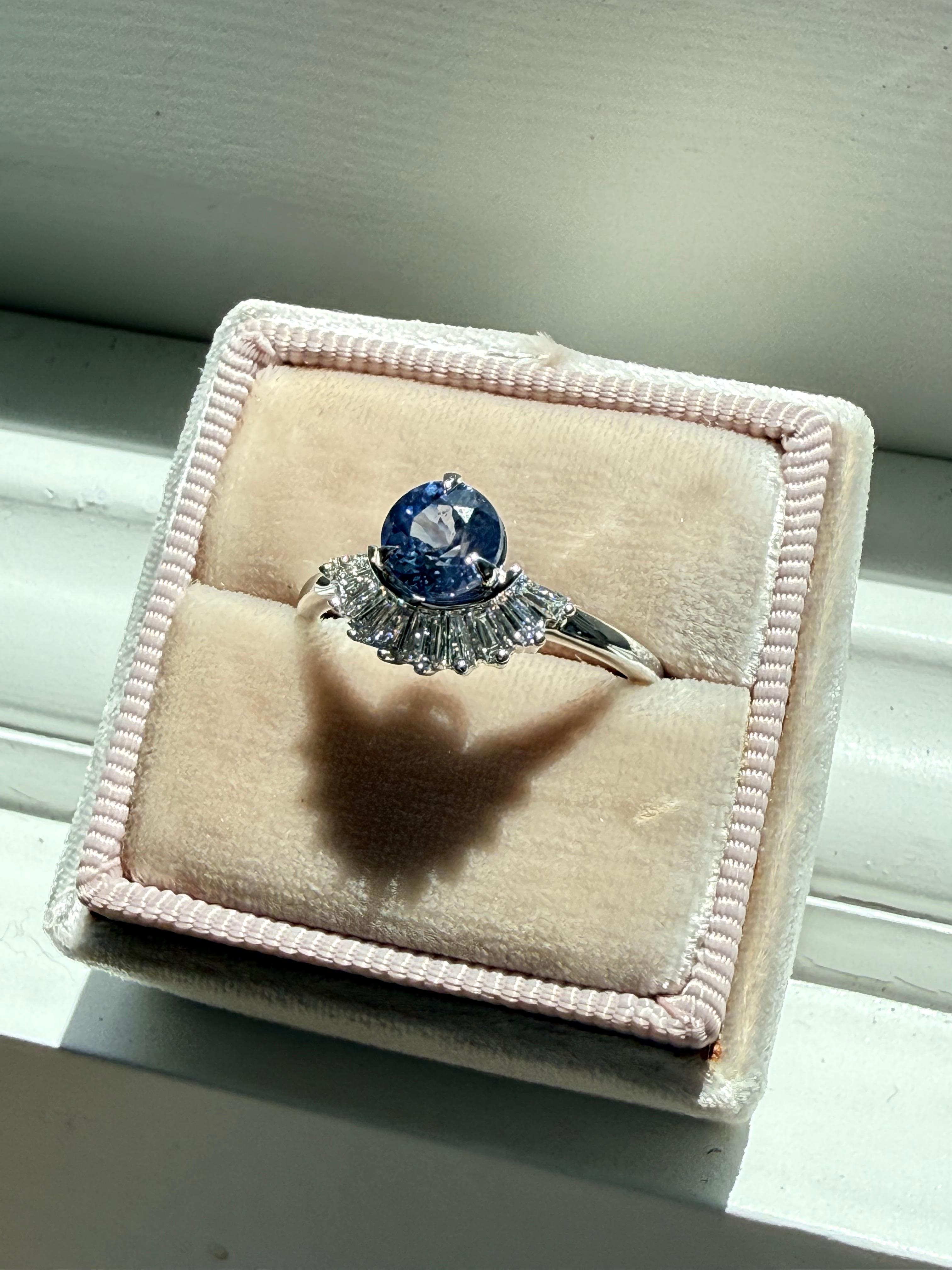 Femenino o masculino Anillo de compromiso de zafiro azul aciano y diamante baguette. en venta