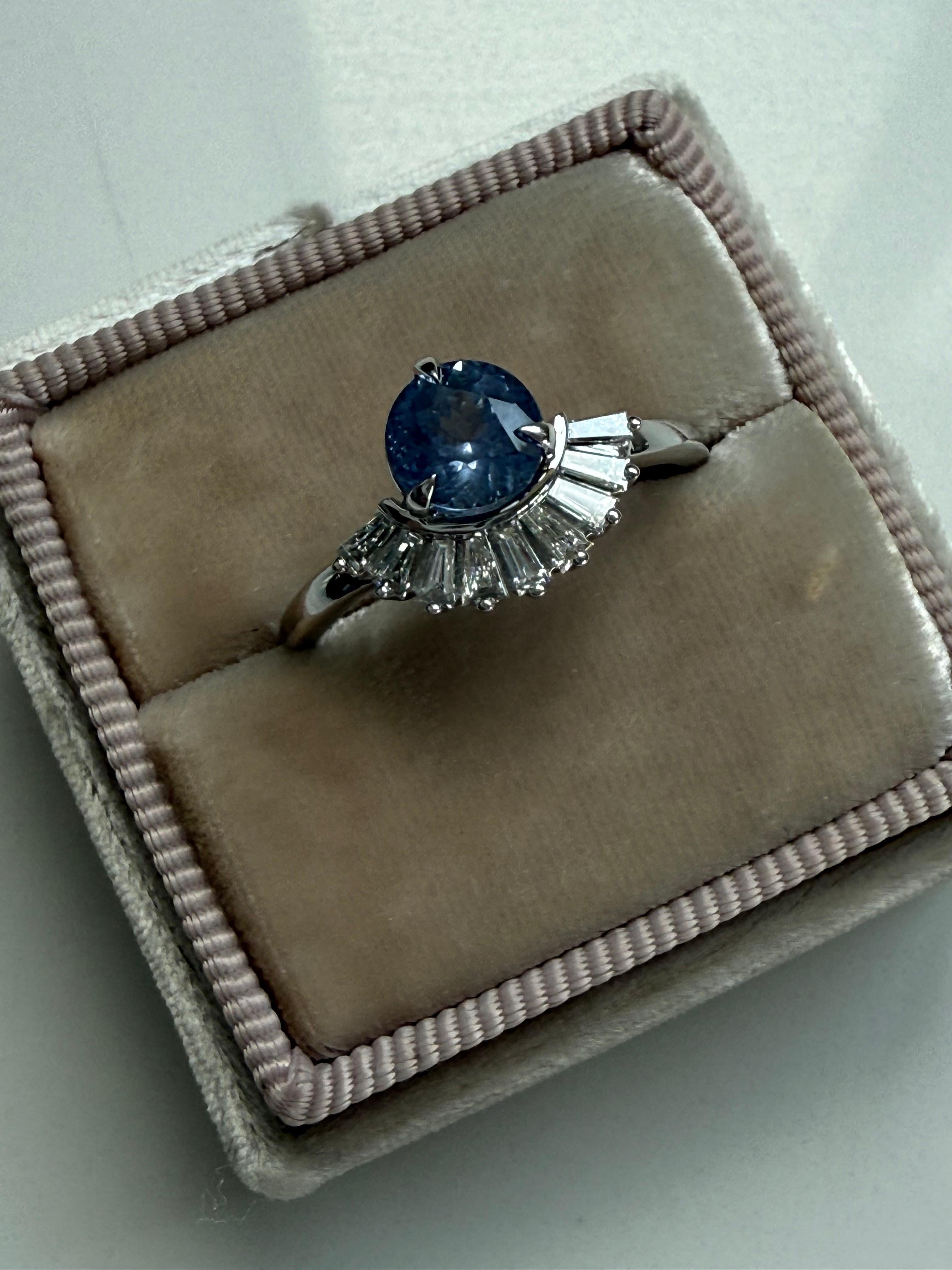 Anillo de compromiso de zafiro azul aciano y diamante baguette. en venta 1