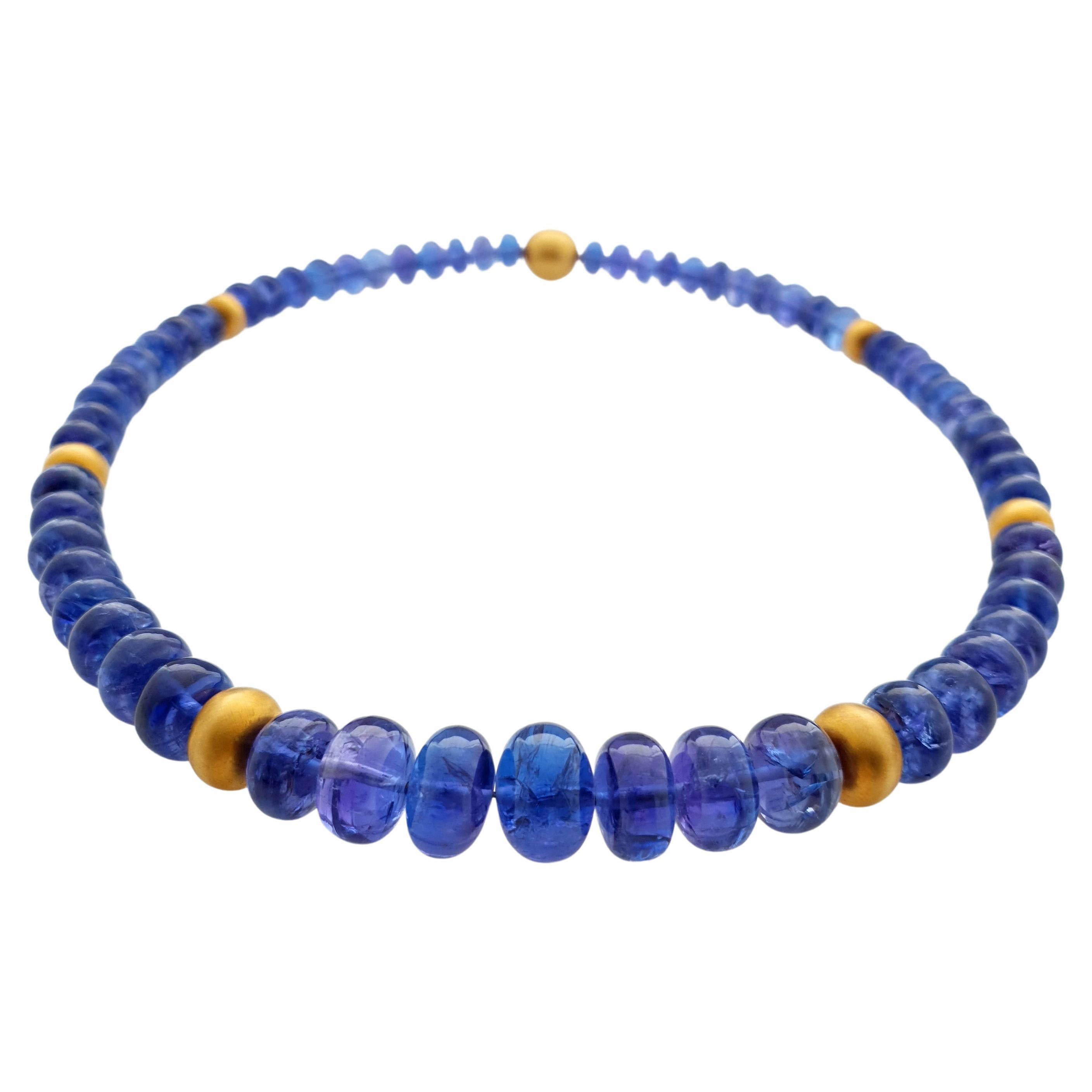 Collana con perline di tanzanite blu fiordaliso e oro giallo opaco da 18 carati