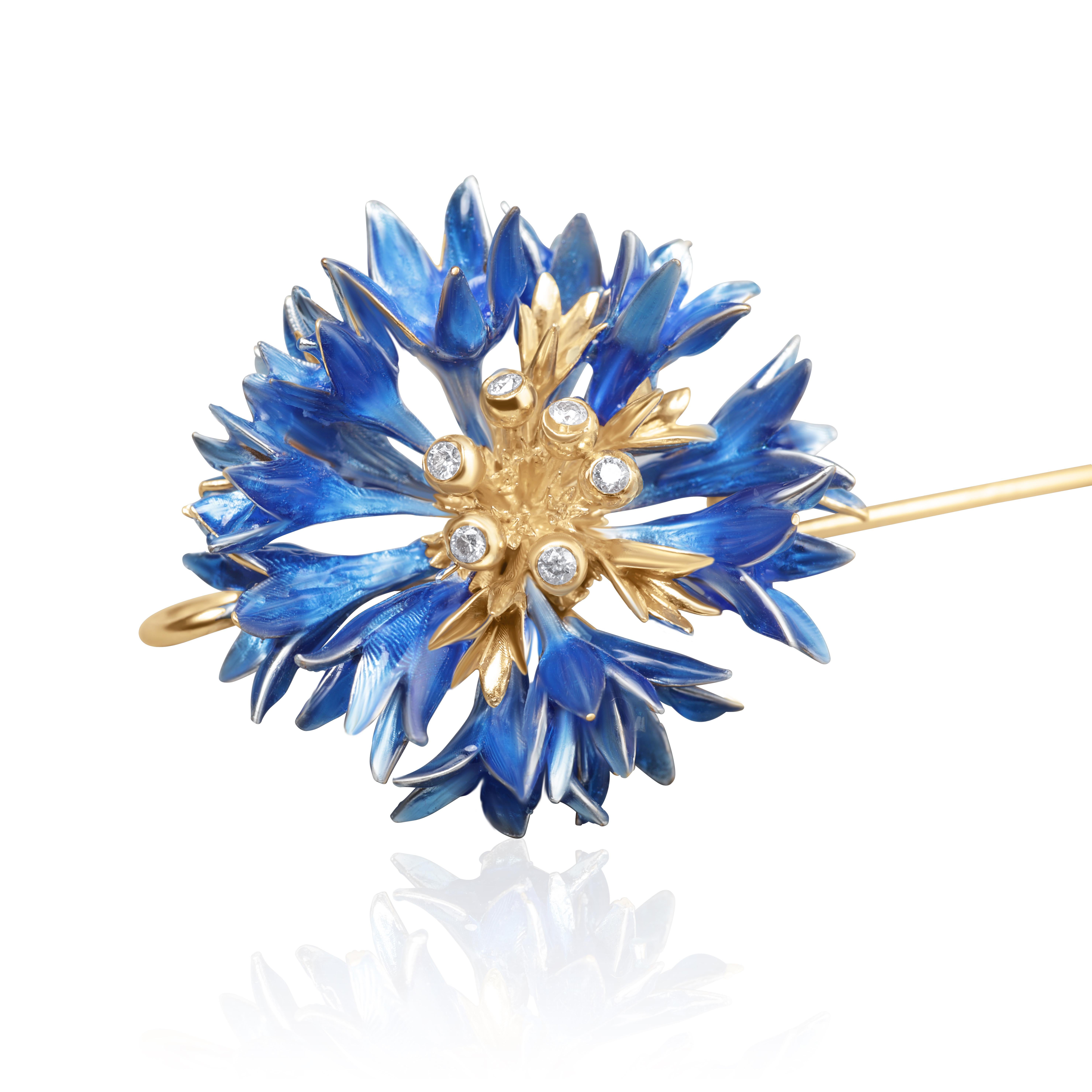 Questi orecchini artigianali si ispirano alla forma delicata del fiordaliso, simbolo di eleganza e bellezza naturale. Realizzati in argento sterling e rifiniti con oro vermeil 24k, riflettono forza e raffinatezza. Ogni orecchino è realizzato
