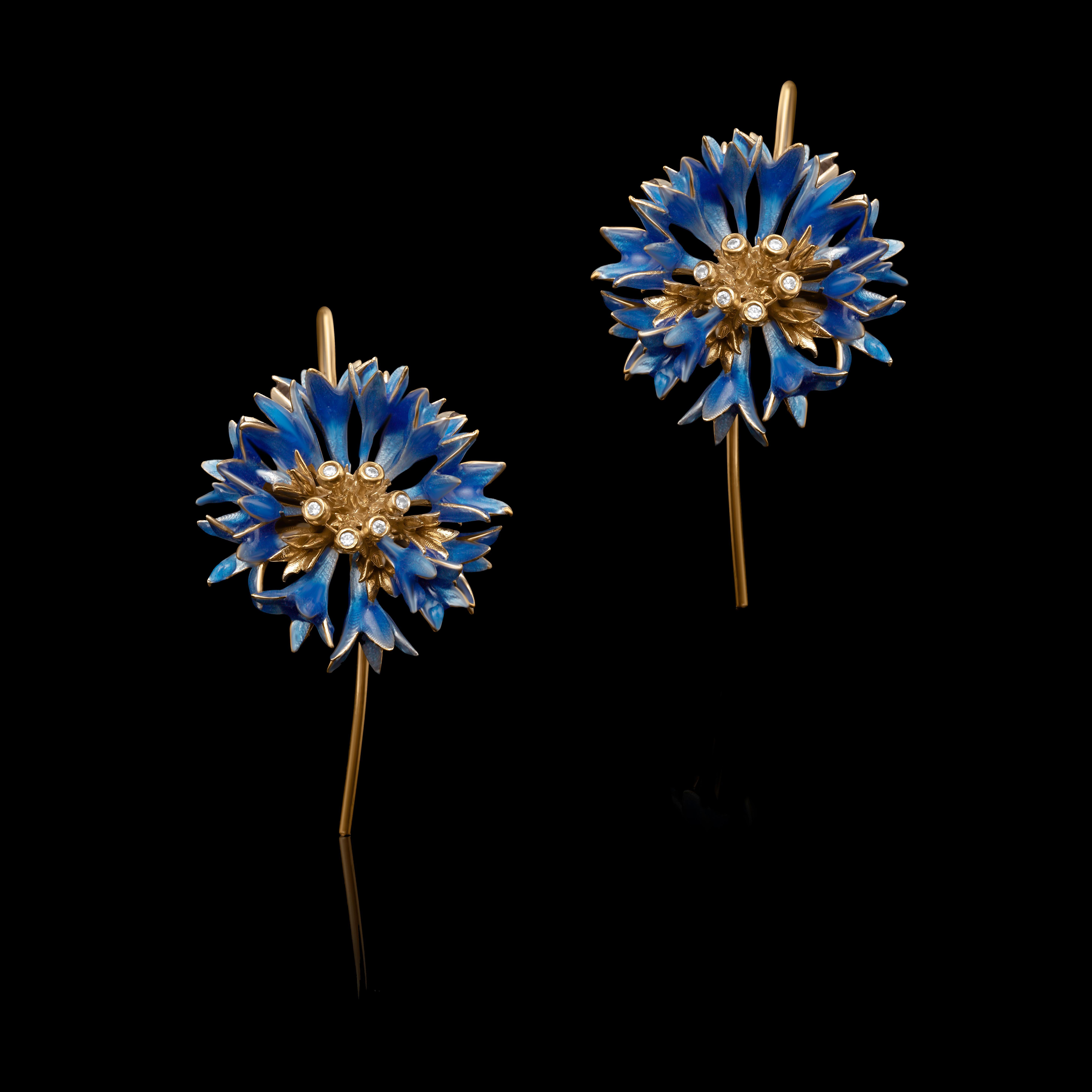 Taglio brillante Orecchini Fiordaliso, argento con vermeil d'oro 24k, diamanti e smalto sfumato in vendita