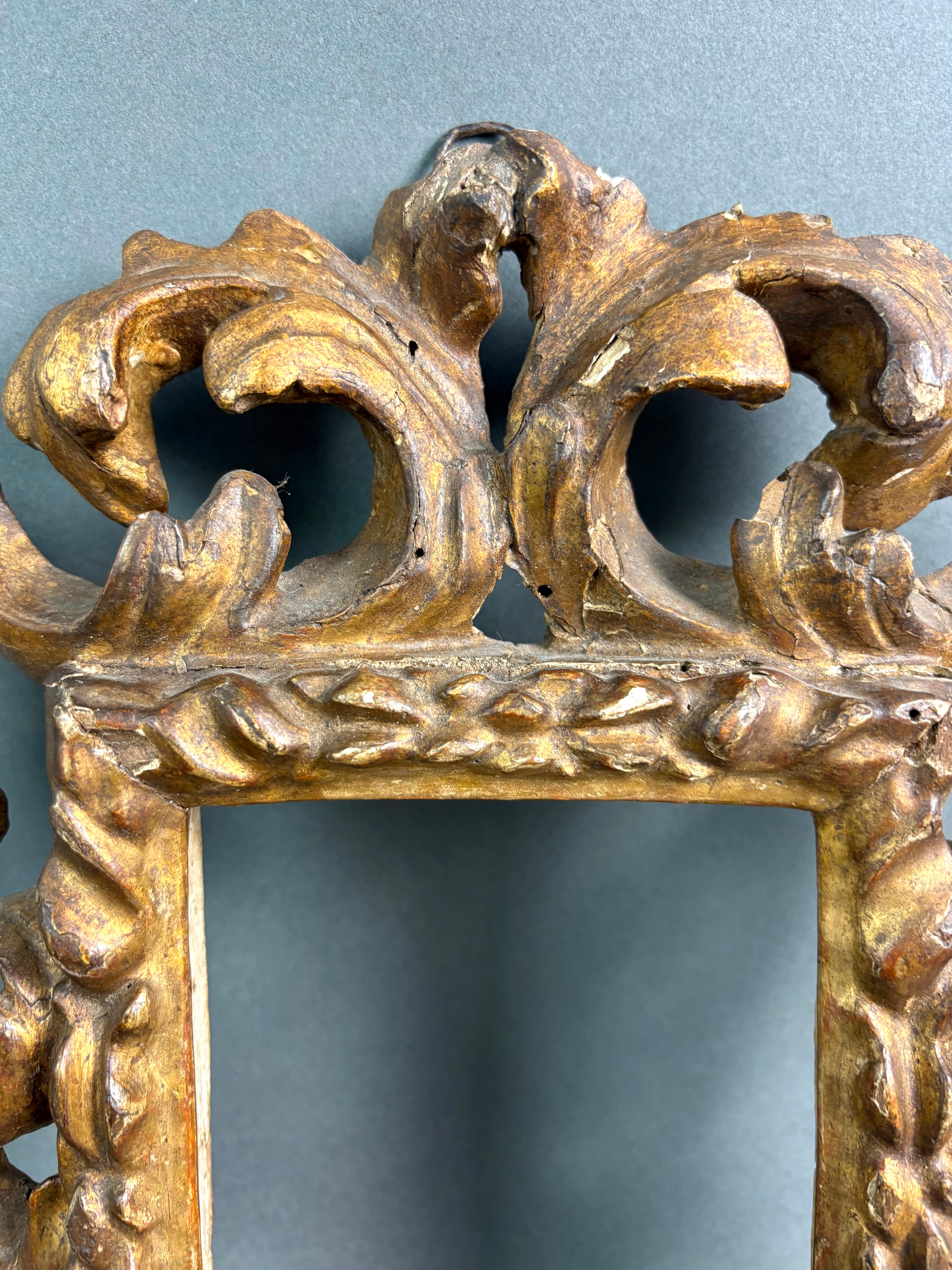 Petit cadre de collection baroque en bois richement sculpté et doré. Italie, Émilie, XVIIe siècle.  Dorure originale. Signes du temps et restaurations mineures anciennes.   

Mesures  
Est 33 x 25 cm  
Int cm 14,9 x 10,7  
Léger 13,9 x 9,7 cm