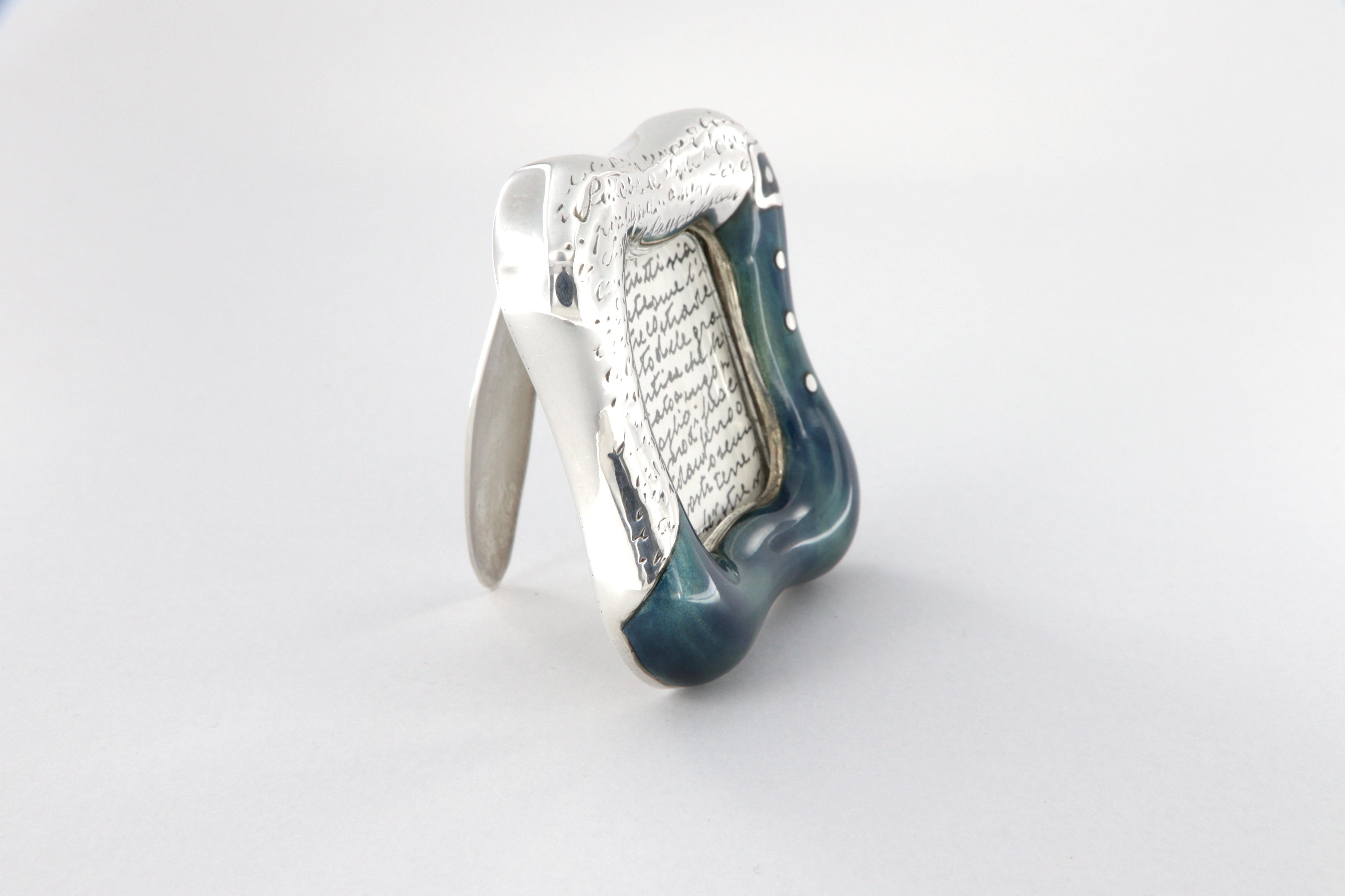 Moderne Cadre de bureau La Nouvelle Bague en argent et émail en vente
