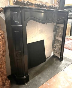 Cadre de cheminée Pompadour en marbre noir de Belgique, Italie
