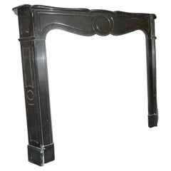 Cadre de cheminée Pompadour en marbre noir de Belgique, Italie