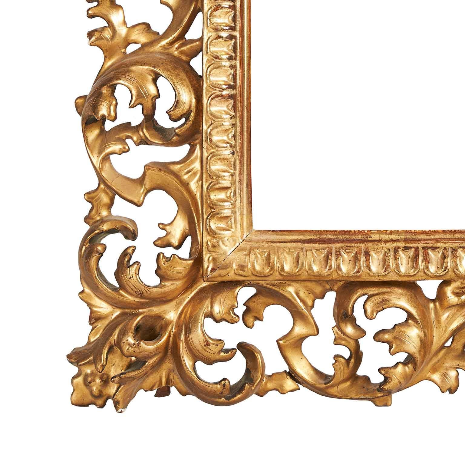 Cornice Dorata Rettangolare Per Specchio Epoca 1800 in Cirmolo Legno, finemente intagliata con un trionfo di foglie accartocciate che si sviluppano intorno alla cornice rettangolare principale con il bordo decorato da una modanatura a dentello