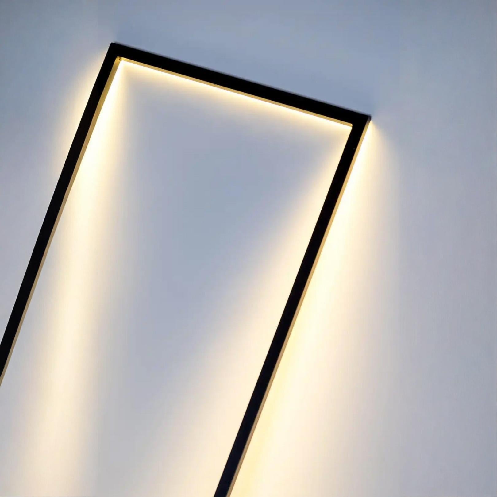 Lampadaire de Cornice  Exclusive Handmade Design with Warm Ambient Glow (Design/One exclusif fait à la main avec une lueur d'ambiance chaude) Neuf - En vente à București, RO