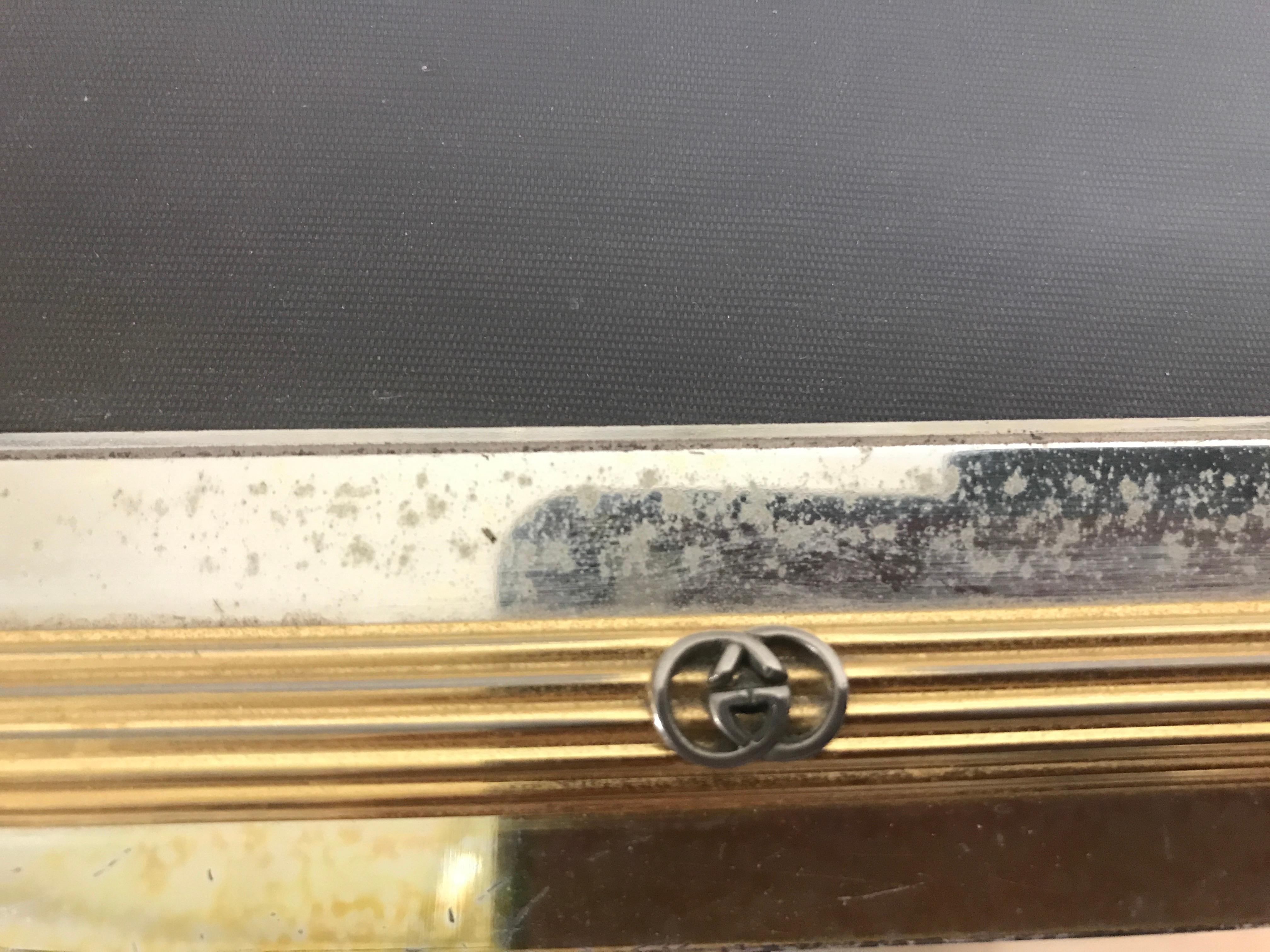 Cornice porta foto Gucci in metallo argentato e dorato, la cornice è in perfette condizioni, presenta solo delle ossidazioni facilmente rimovibili.