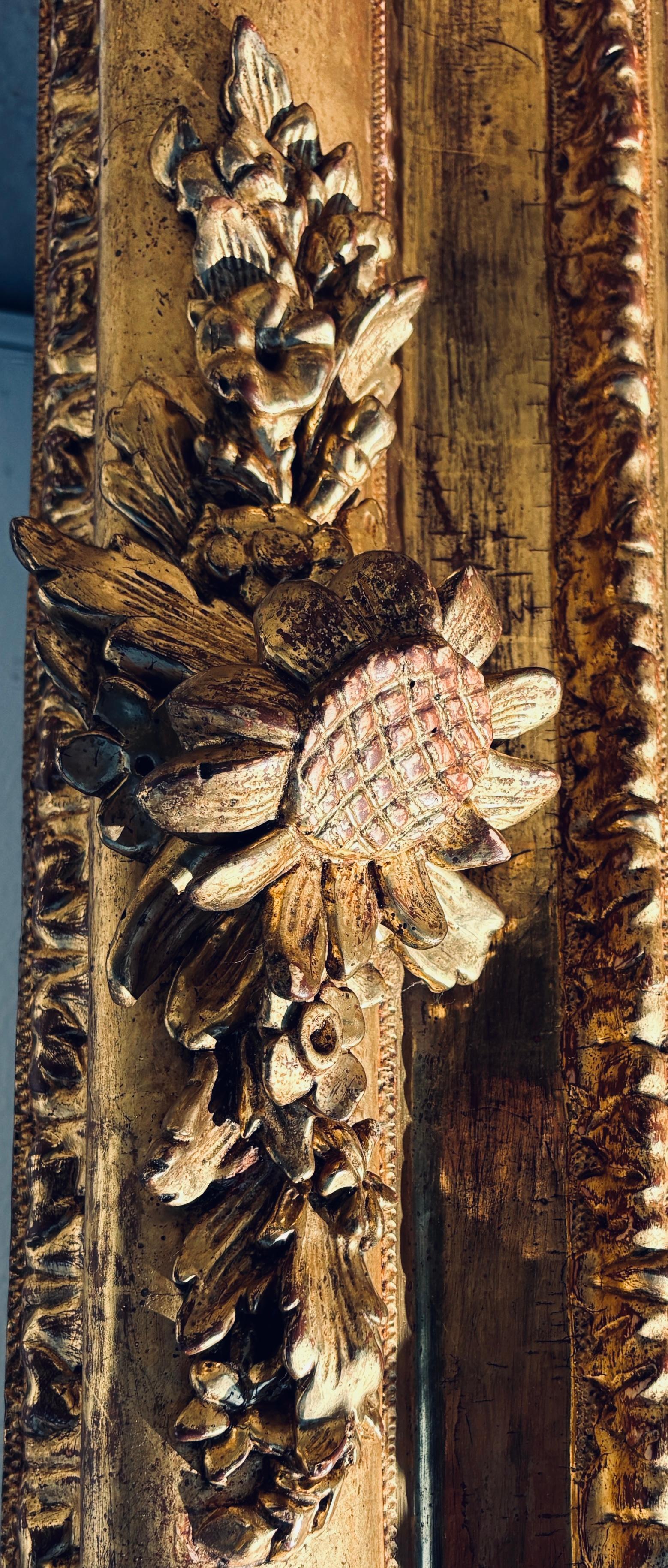 Cornice in legno inciso e dorato di forma rettangolare con decorazioni floreali.
Epoca Luigi XIV
Origine Francia