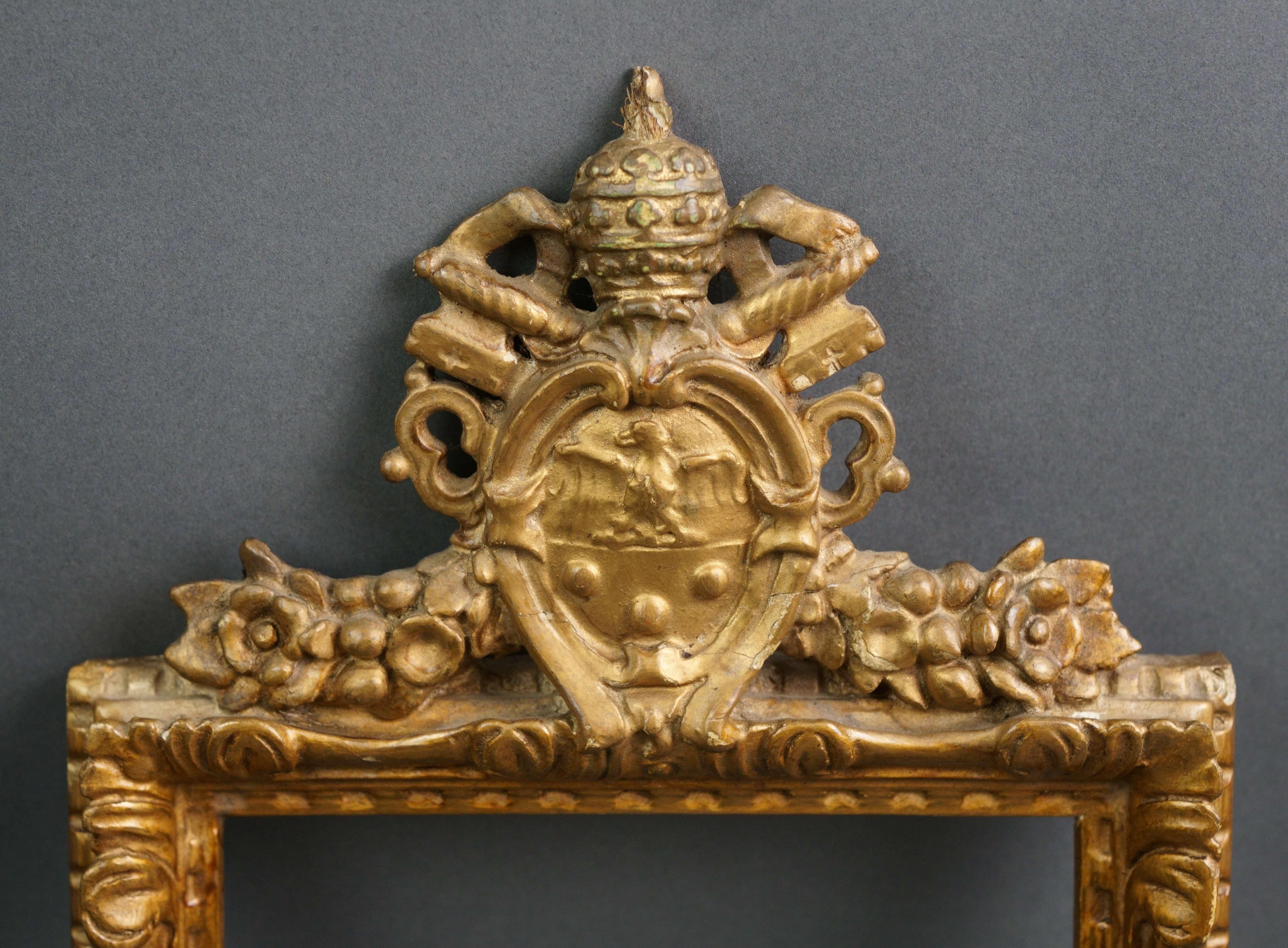 Baroque Cornice in Legno Dorato XVIII secolo con Stemma Papale