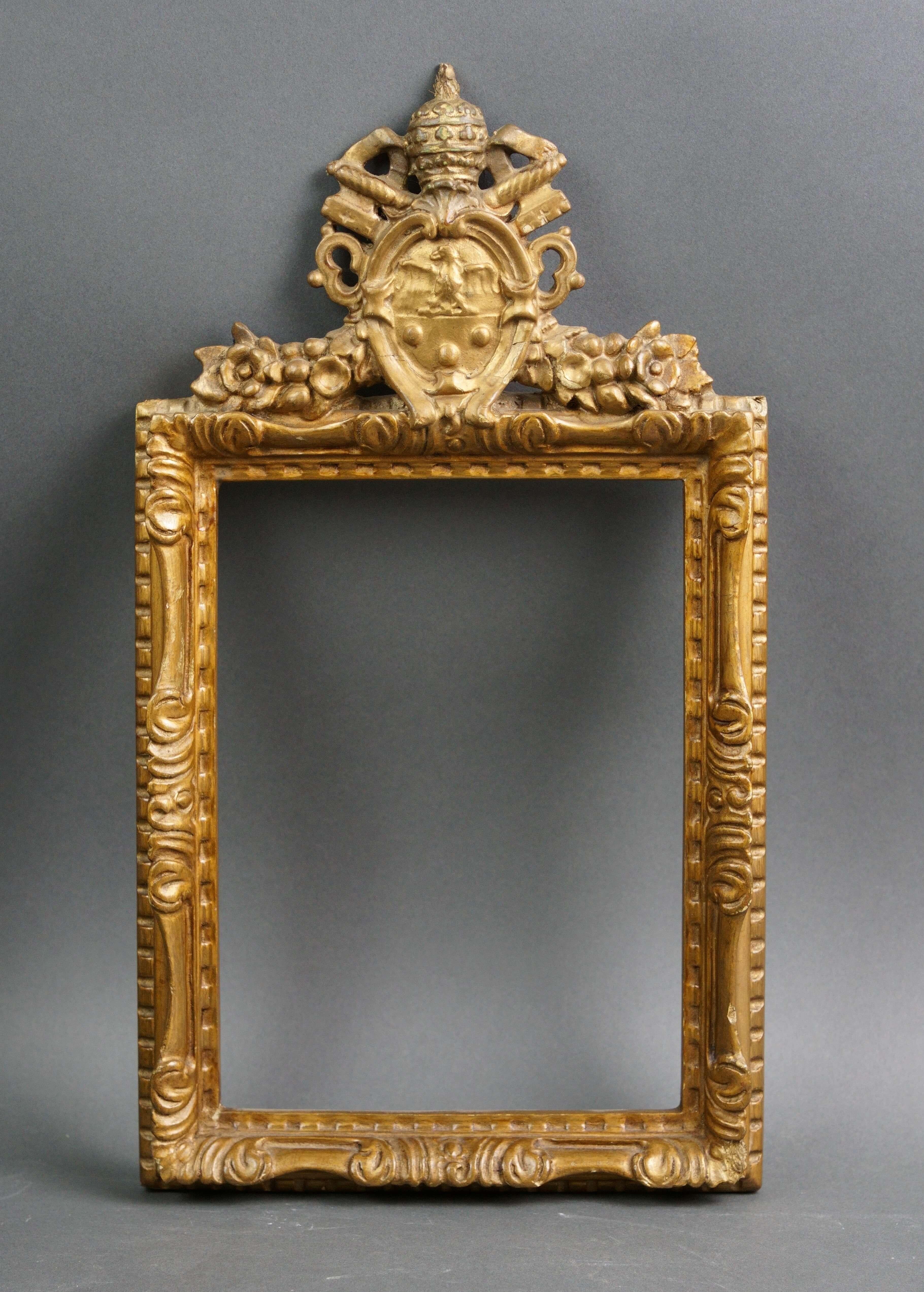 Cornice in Legno Dorato XVIII secolo con Stemma Papale In Good Condition In Pistoia, IT