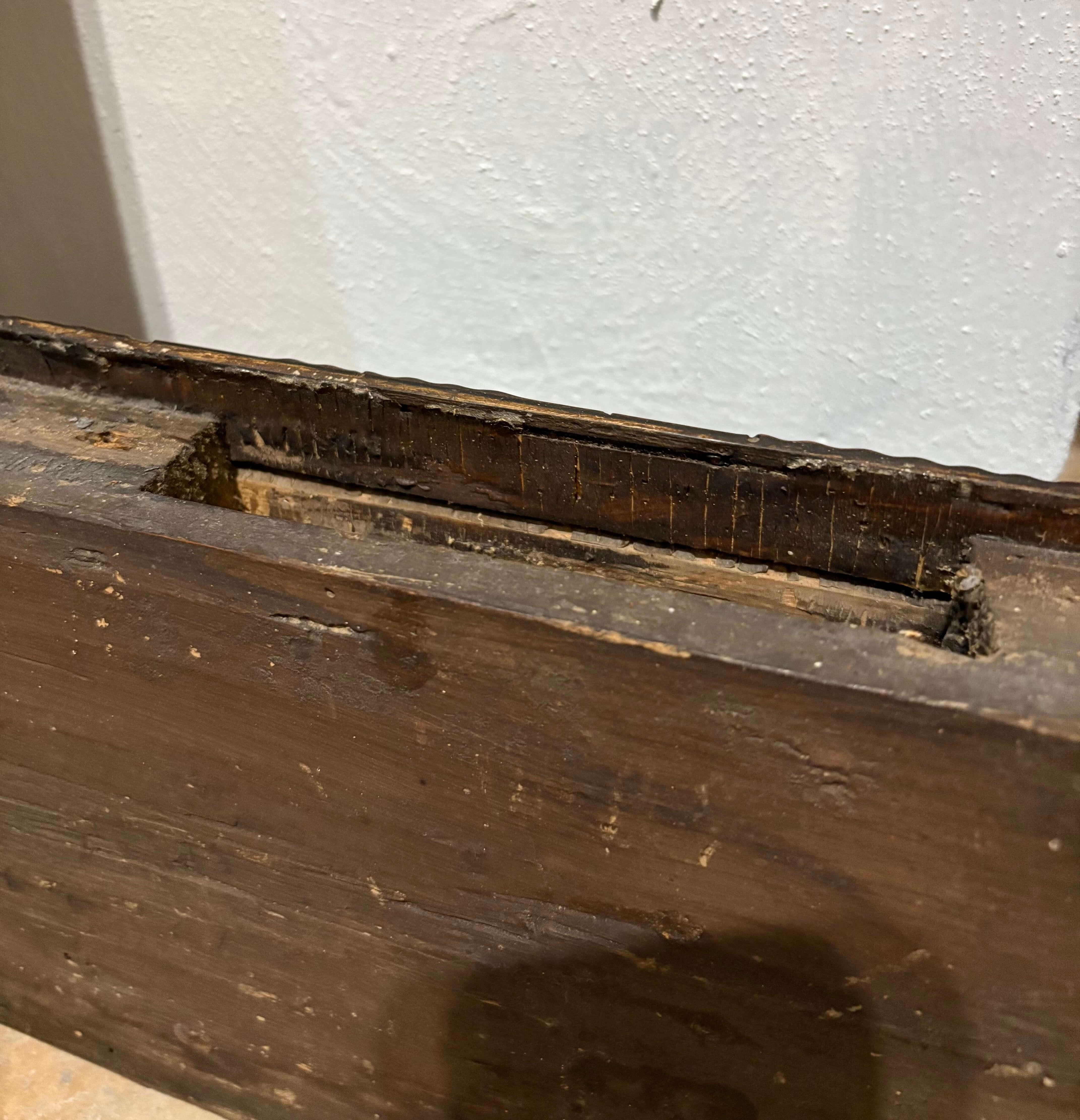 Marco de madera tallada del siglo XVII con decoración guilloché en Bueno estado para la venta en Pistoia, IT