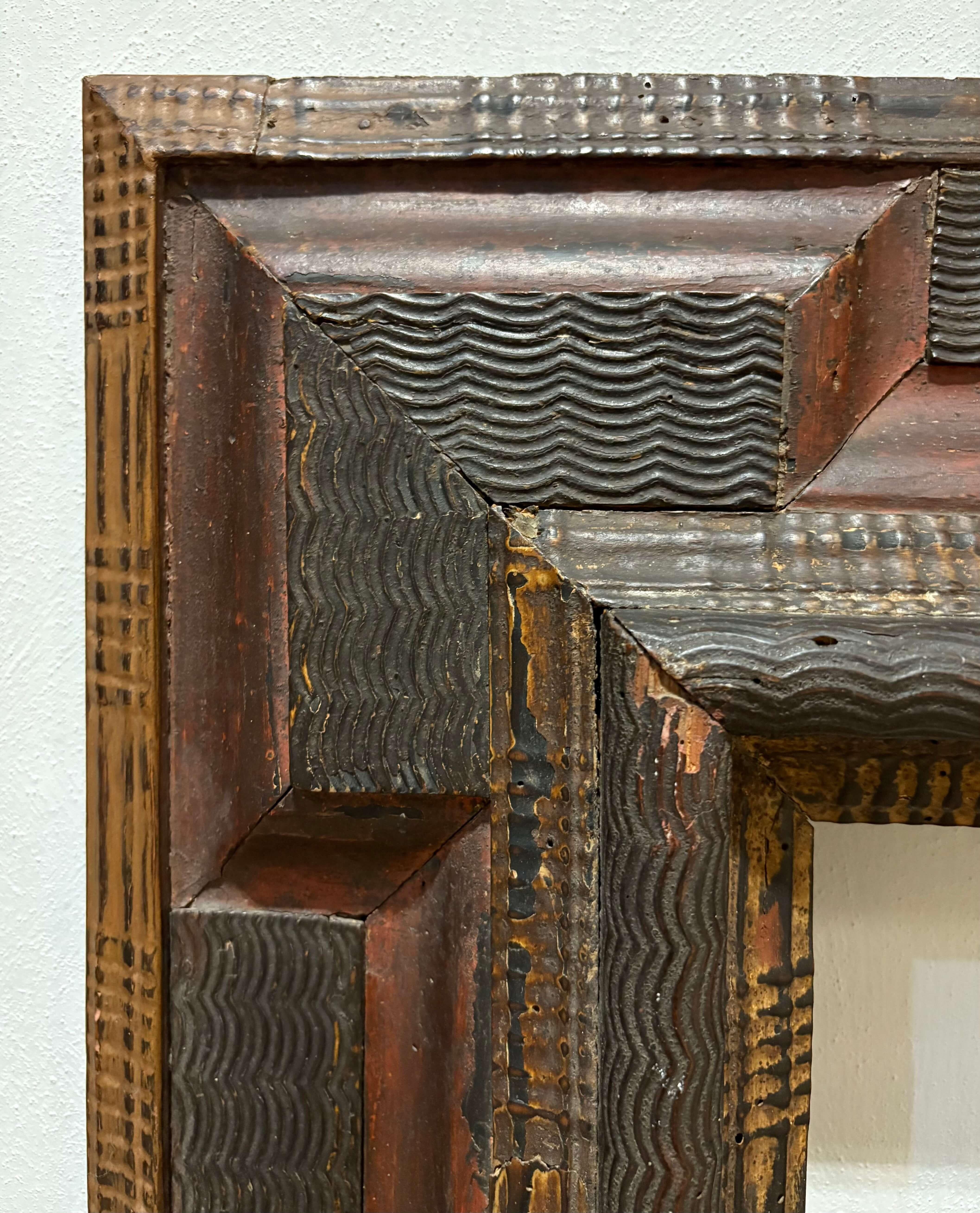 Marco de madera tallada del siglo XVII con decoración guilloché 18th Century and Earlier en venta