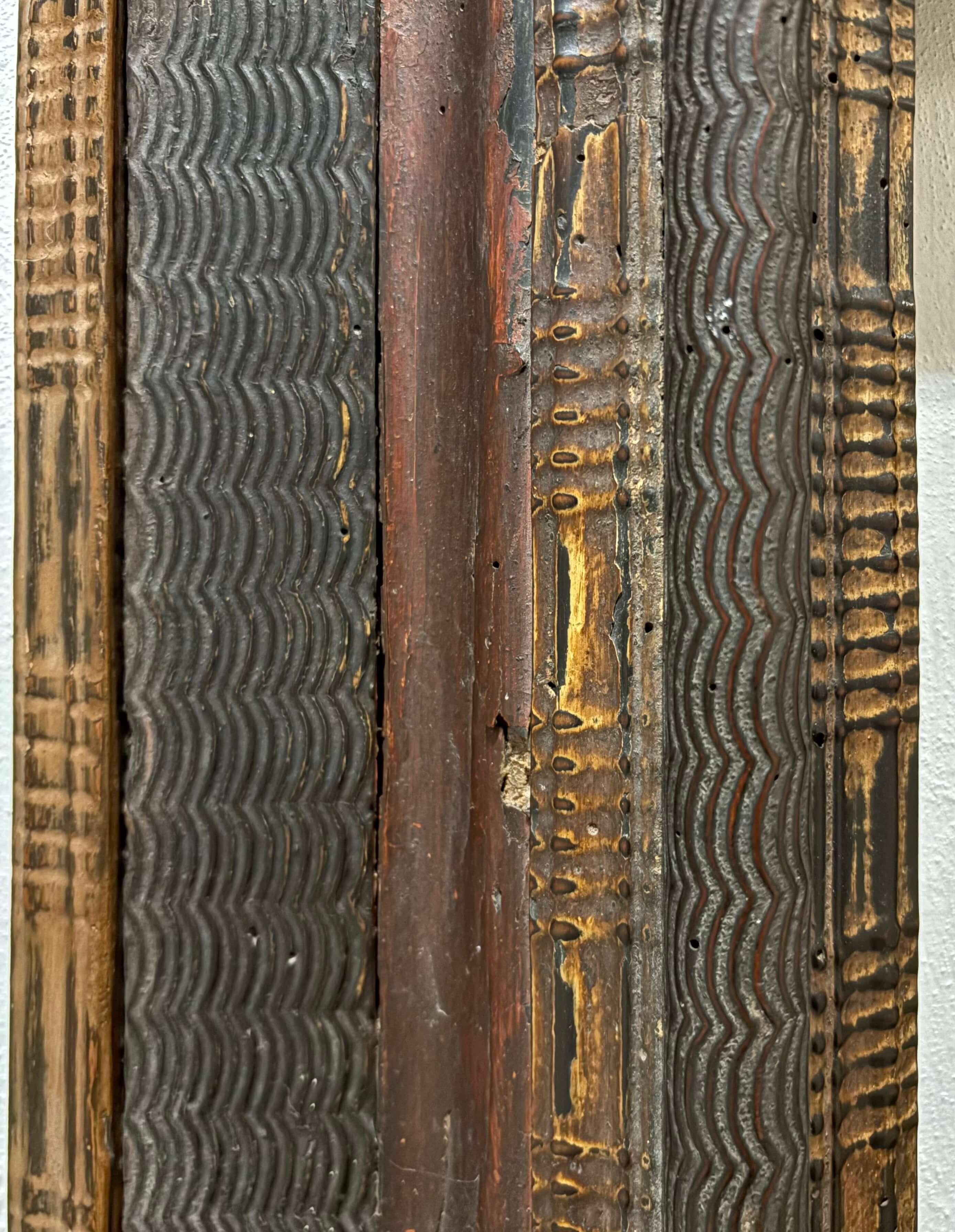 Marco de madera tallada del siglo XVII con decoración guilloché en venta 1
