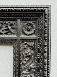 Cadre en bois sculpté néo-Renaissance avec masques 19e siècle