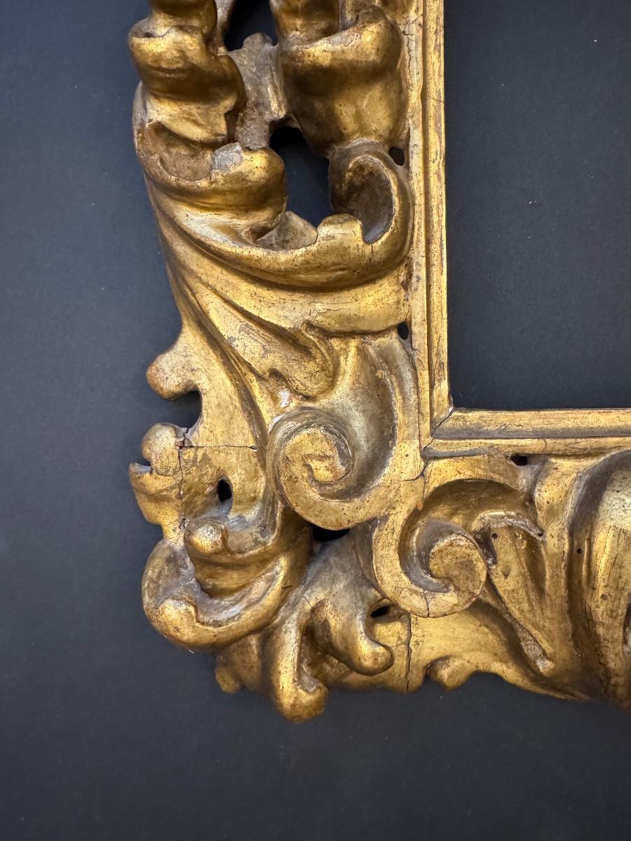 18th Century and Earlier Cadre en bois sculpté et doré. Bologne (Italie) 17e siècle en vente