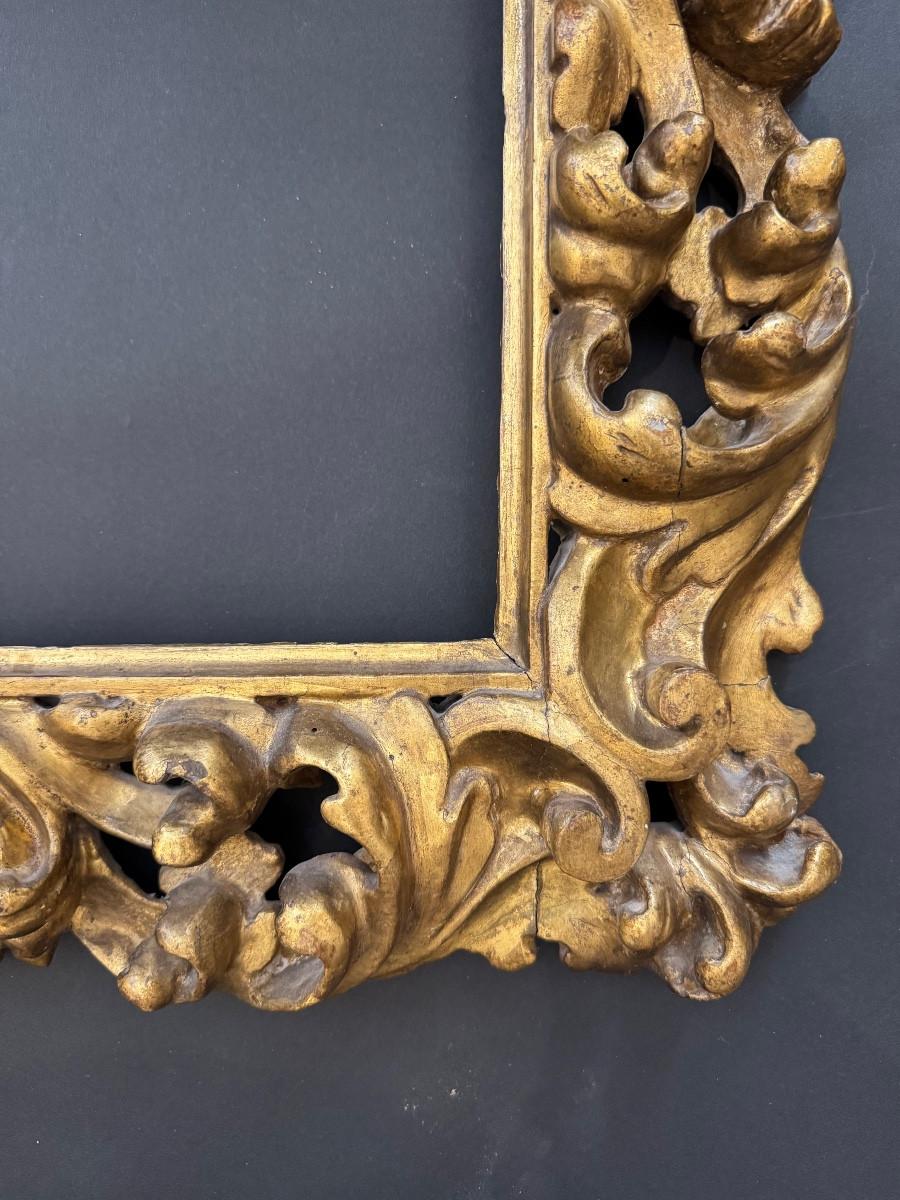 Bois doré Cadre en bois sculpté et doré. Bologne (Italie) 17e siècle en vente