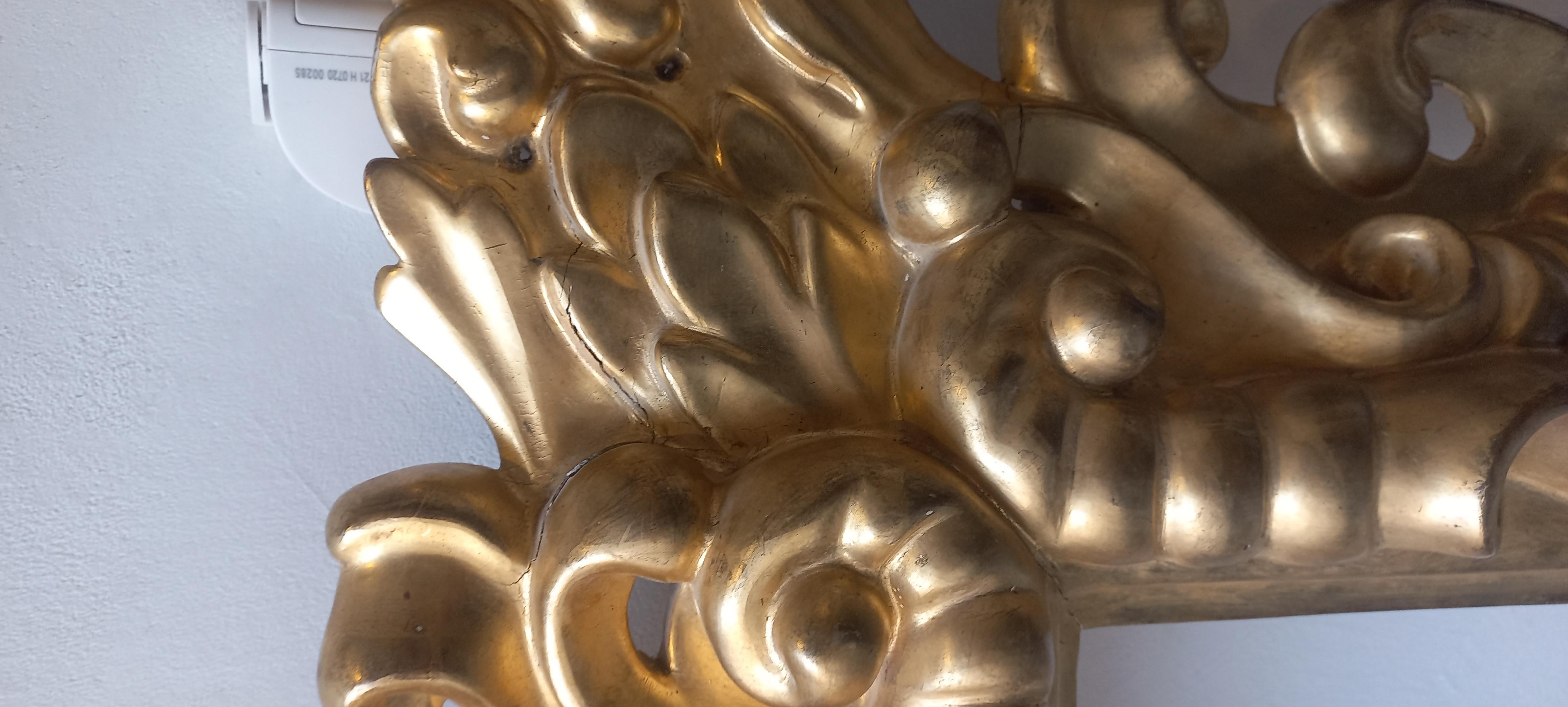 Cornice intagliata in legno dorato a foglia d'oro, XIX secolo su modello seicentesco, misure 102x75 cm, misure intern 43x69 cm, luce 39.5x65.2 cm. La stecca ha uno spessore di 20 cm.
Das Gesims dient zur Dekoration einer alten oder modernen Wohnung,