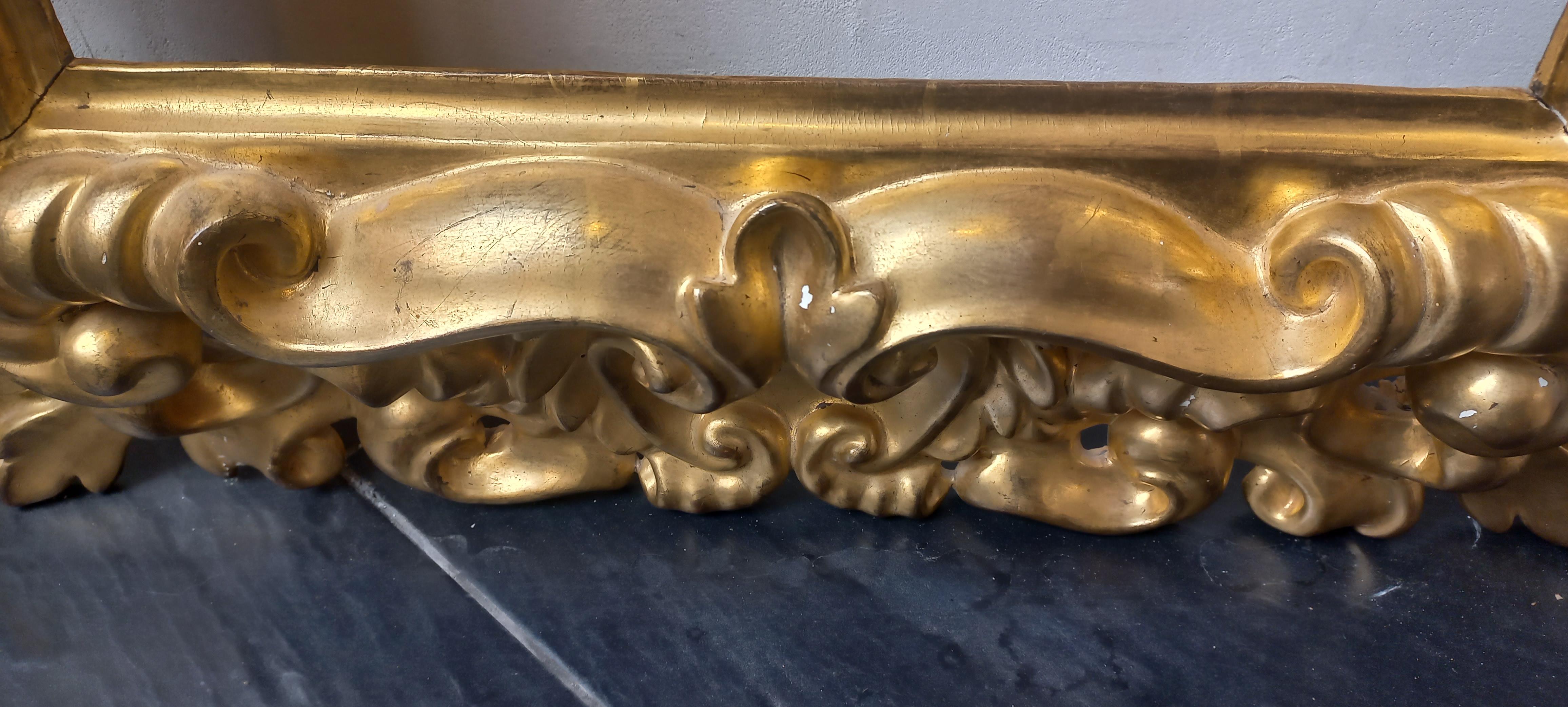 Italian Cornice intagliata in legno dorato a foglia d'oro