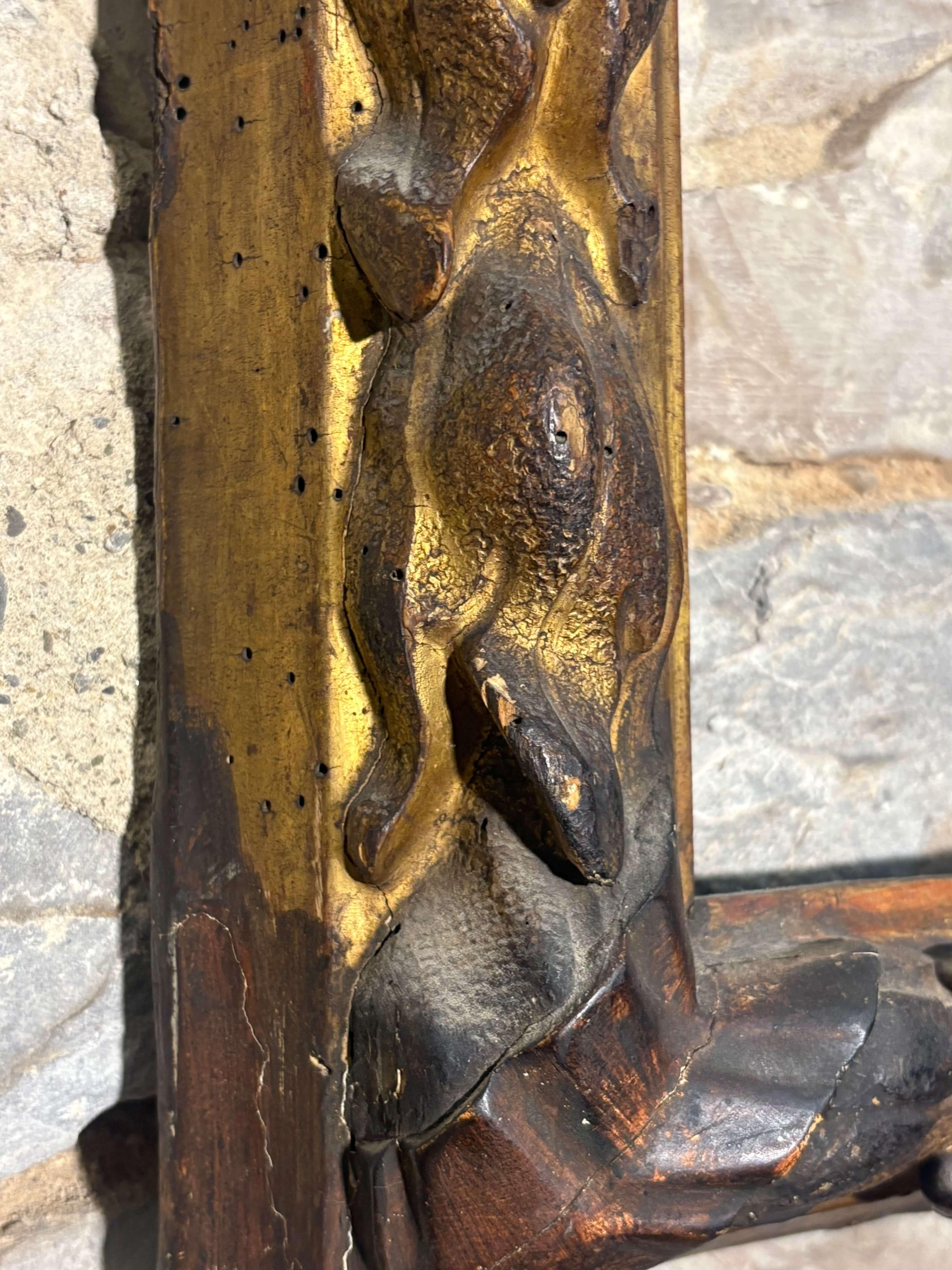Cornice bolognese della prima metà del 17 secolo in legno riccamente scolpito e dorato a foglia oro. 
Profilo scolpito a motivo di campanule e nastri. Bella doratura a foglia d'oro zecchino intonsa, ancora con la sua patina del tempo mai toccata.  