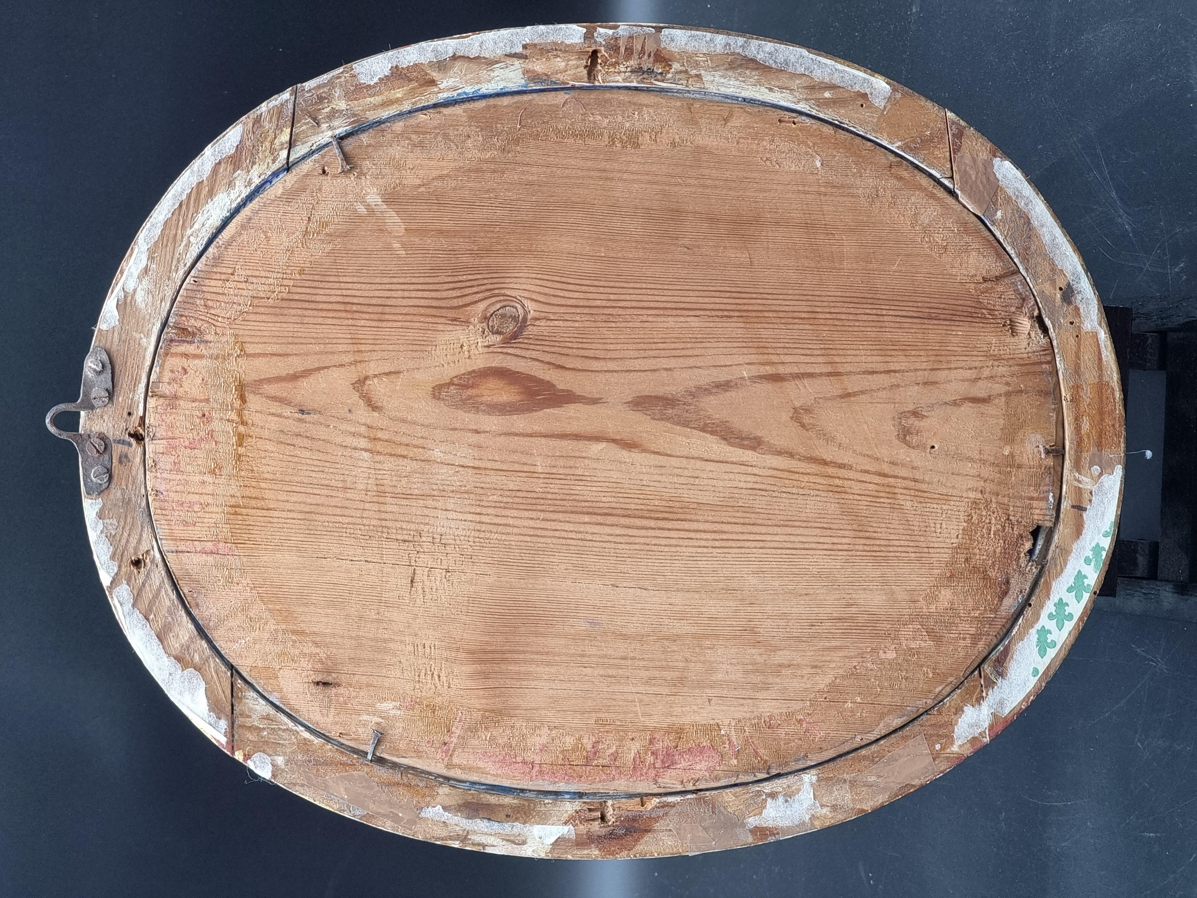 Elegante cornice ovale dorata a foglia oro, intagliata e montata a teca, contenente una raccolta di 31 calchi in scagliola di soggetto neoclassico, risalenti al periodo del Grand Tour (fine XVIII – inizi XIX secolo). Le impronte, ottenute da