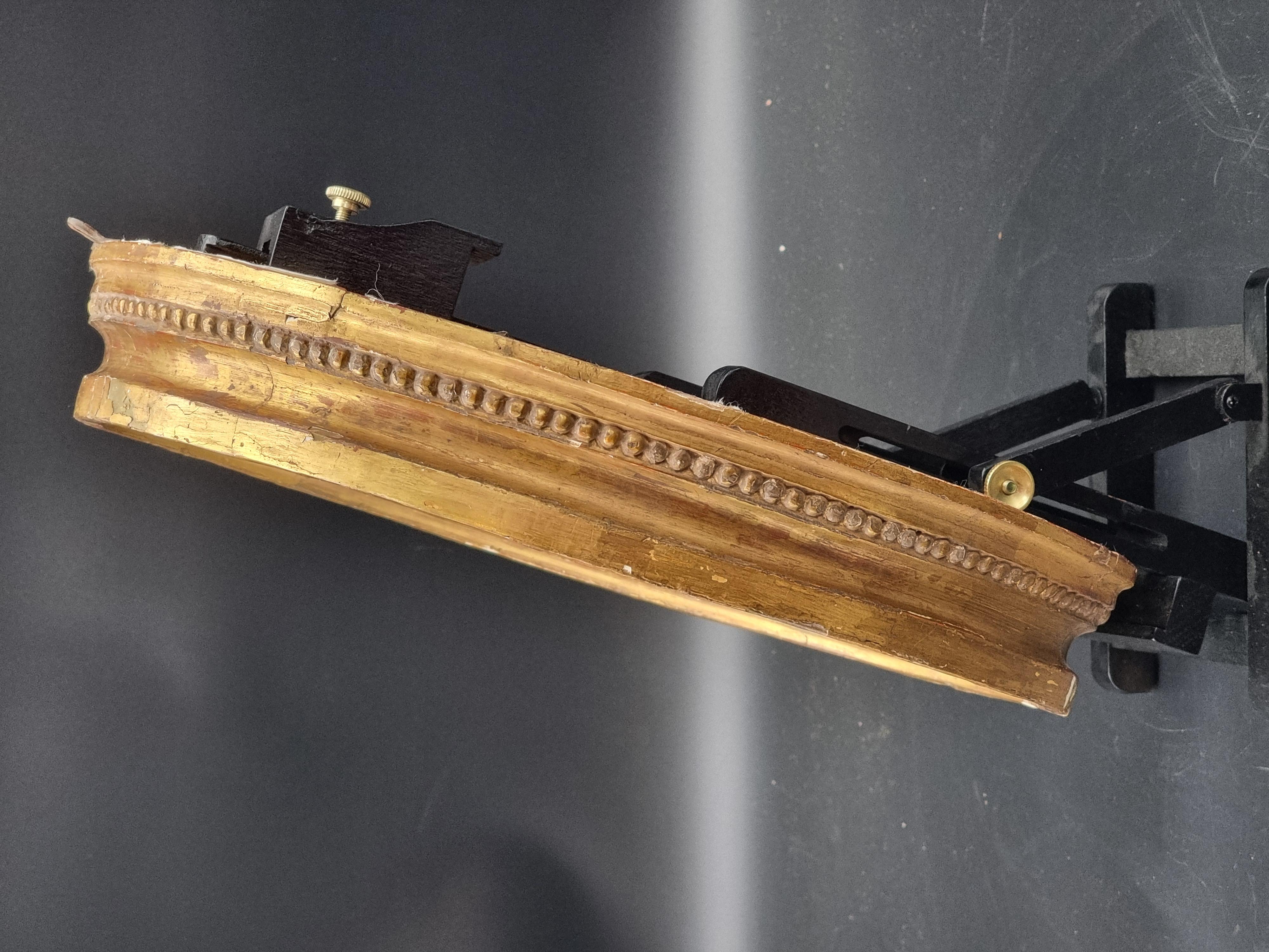 Luigi XVI Cornice ovale con impronte in scagliola – fine XVIII / inizi XIX secolo in vendita