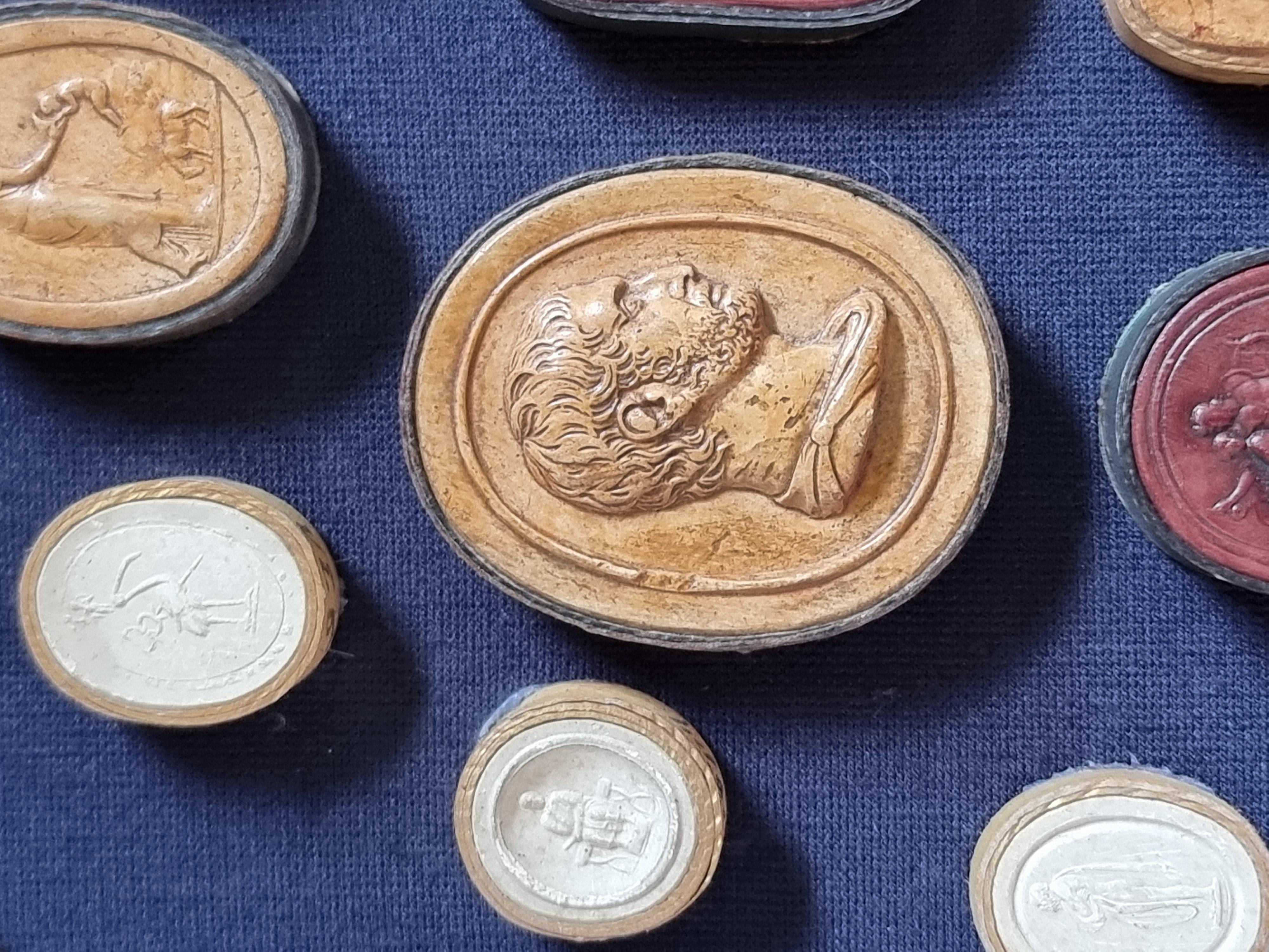 Scagliola Cornice ovale con impronte in scagliola – fine XVIII / inizi XIX secolo in vendita
