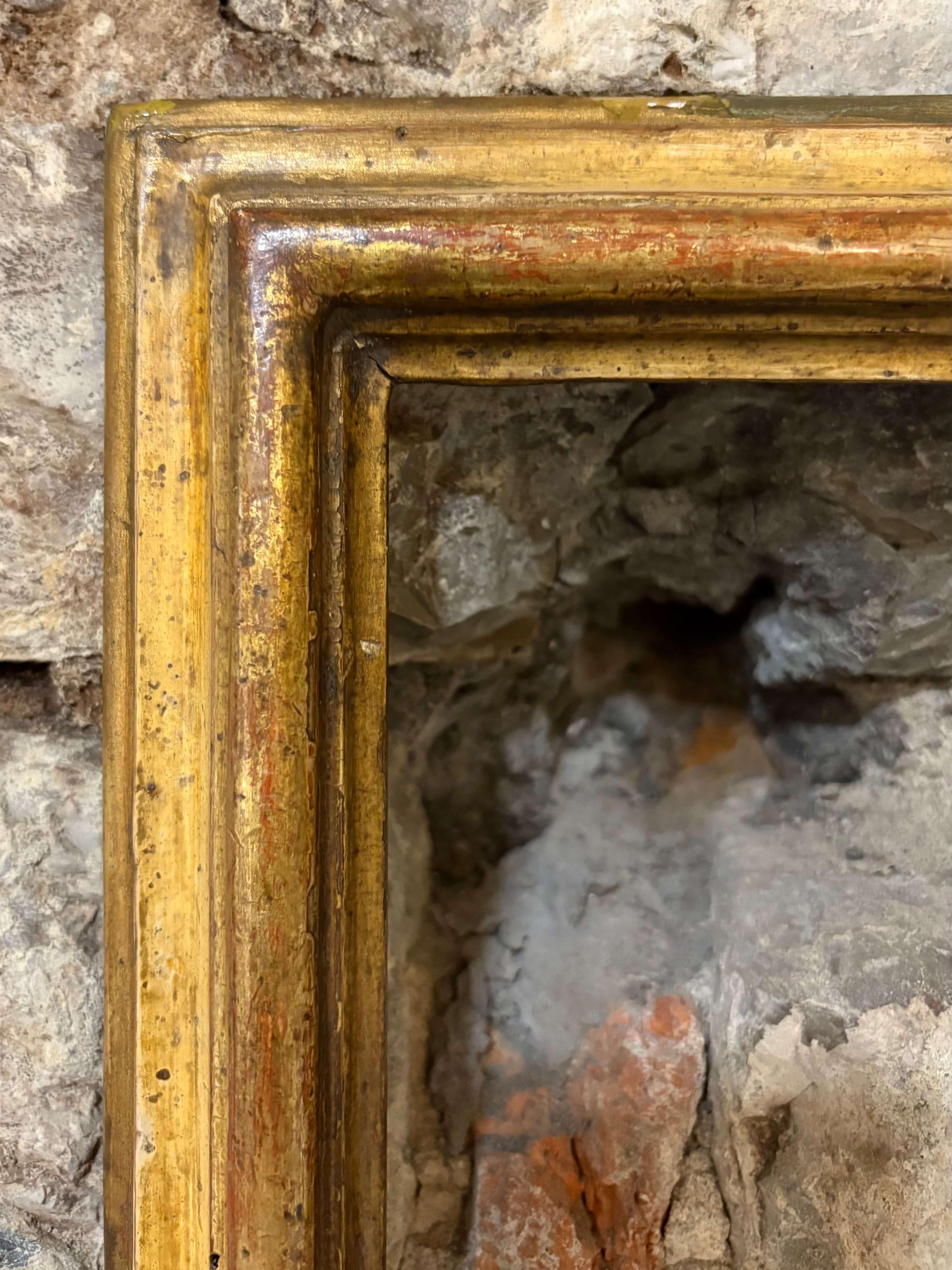 Cornice detta Salvator Rosa in legno dorato a foglia, Italia, XVIII secolo. Doratura originale, molto buono stato di conservazione.  

Misure 
Ext cm 40,5 x 31,5 
Int cm 24 x 33 
Vista cm 22,5 x 31,5