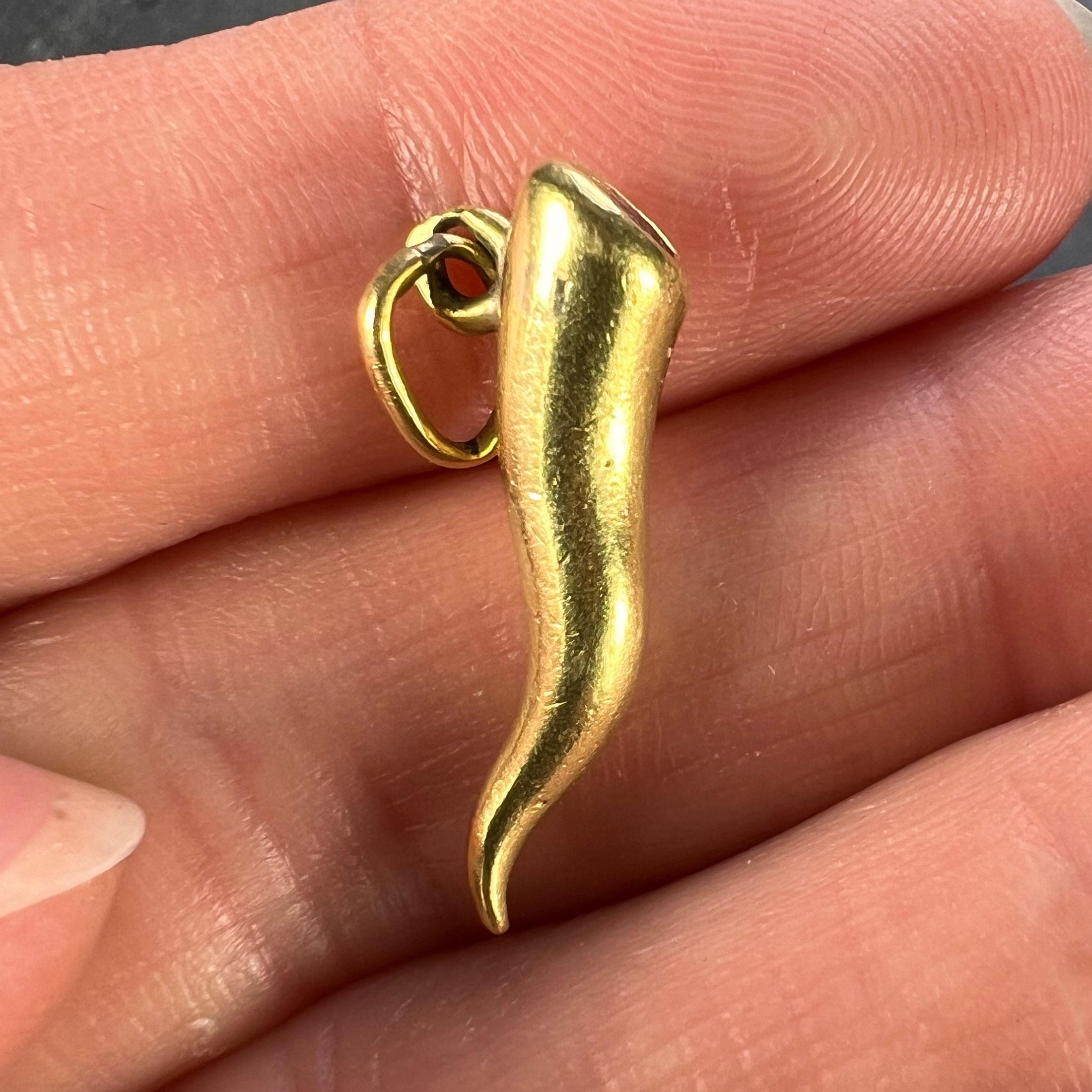 Cornicello Lucky Horn 18K Yellow Gold Diamond Charm Pendant In Good Condition In London, GB