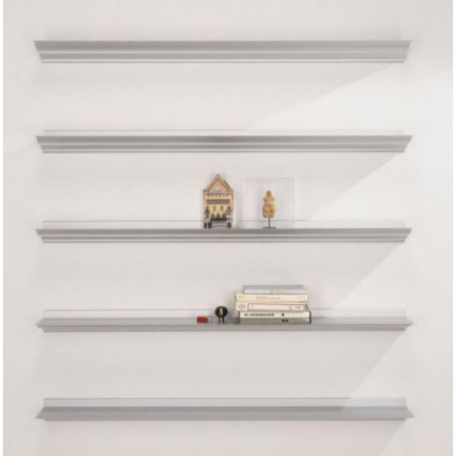 Cornisa Shelfs by Lluís Clotet & Oscar Tusquets
Dimension: D 26 x W 250 x H 6 cm
Having been in our catalogue for nearly 50 years, the Cornisa shelving is one our most functional designs. With depths of 15cm or 26cm, its ideal for kitchens,