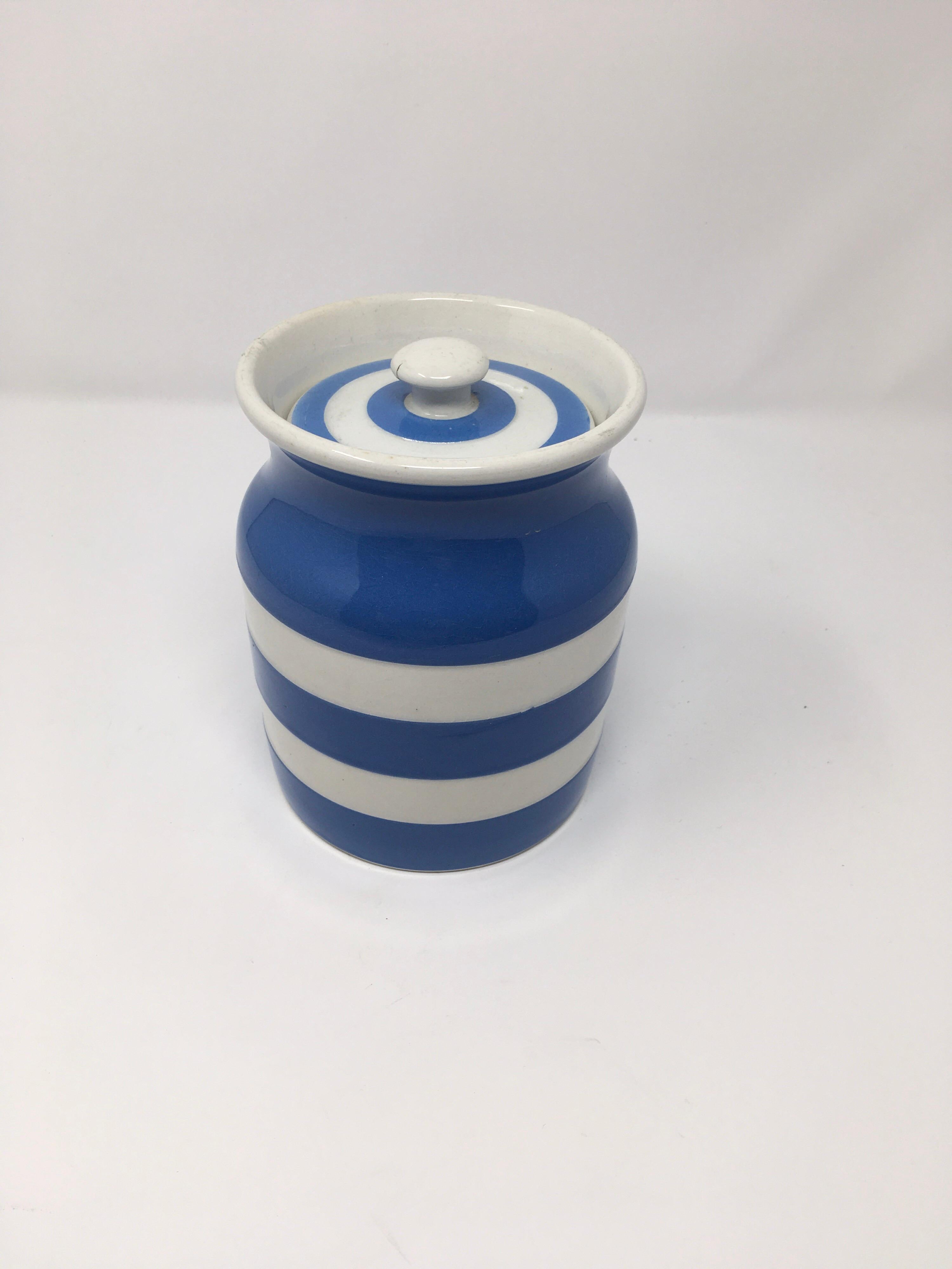 This Cornish kitchen ware sugar storage Jar by T.G. Green will look fabulous displayed on your counter top or in a kitchen cabinet. Using lathe-turning technique to create the stripes, this style of pottery remains one of the companies most popular