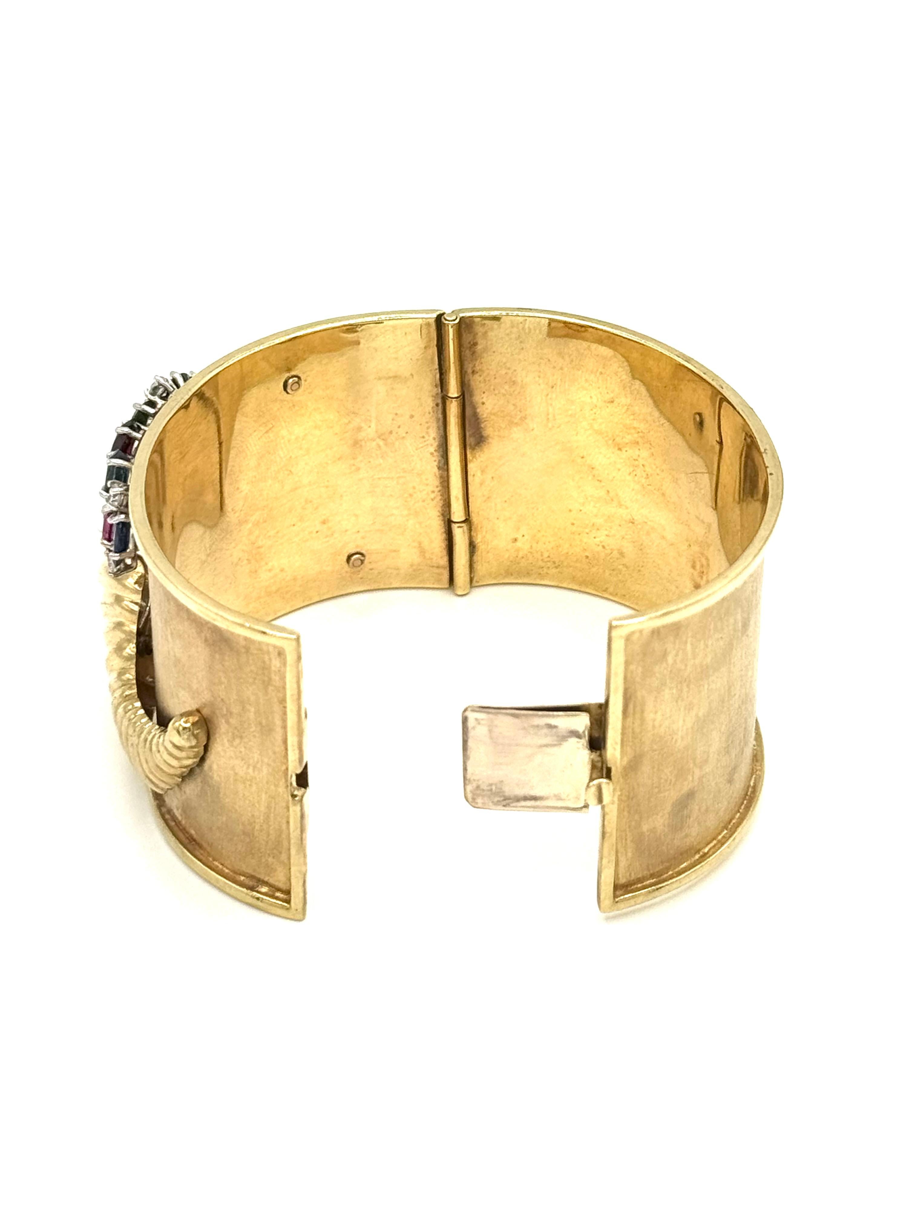 Bracelet cornucopia en or jaune 18 carats avec 15 saphirs et 12 saphirs roses, 6 péridots, 14 diamants européens et ronds et 4 diamants carrés.