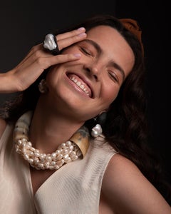 Cornucopia - Einzigartige Statement-Halskette aus Horn und Barockperlen