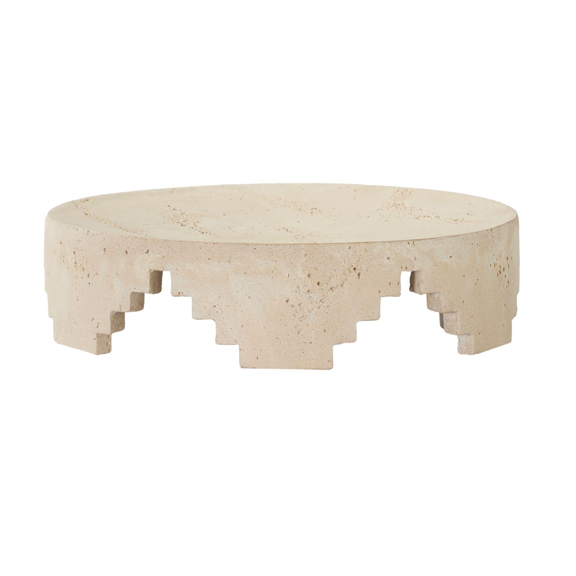 Fabriqué en résine de haute qualité avec l'apparence d'un faux travertin, ce centre de table géométrique frappant est un hommage moderne à l'élégance formelle de l'architecture grecque classique. Son design est défini par des détails architecturaux